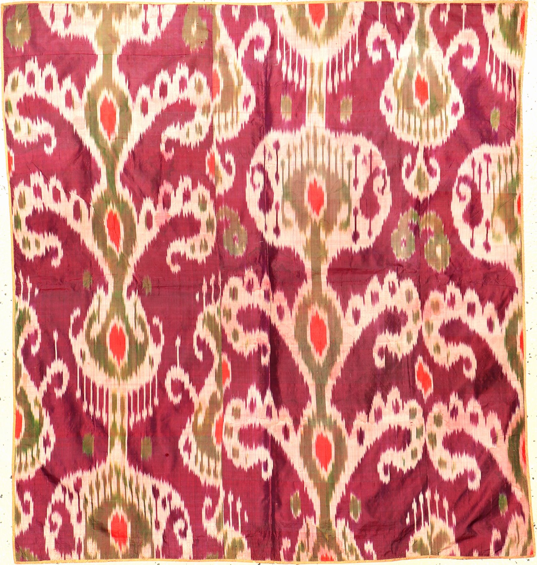Usbekischer Seiden-Ikat antik (Fragment), Usbekistan, Ende 19.Jhd., Seide. Typische Ikat Ornametik auf violettfarbenen Grund, ca. 97 x 91 cm, EHZ: ...