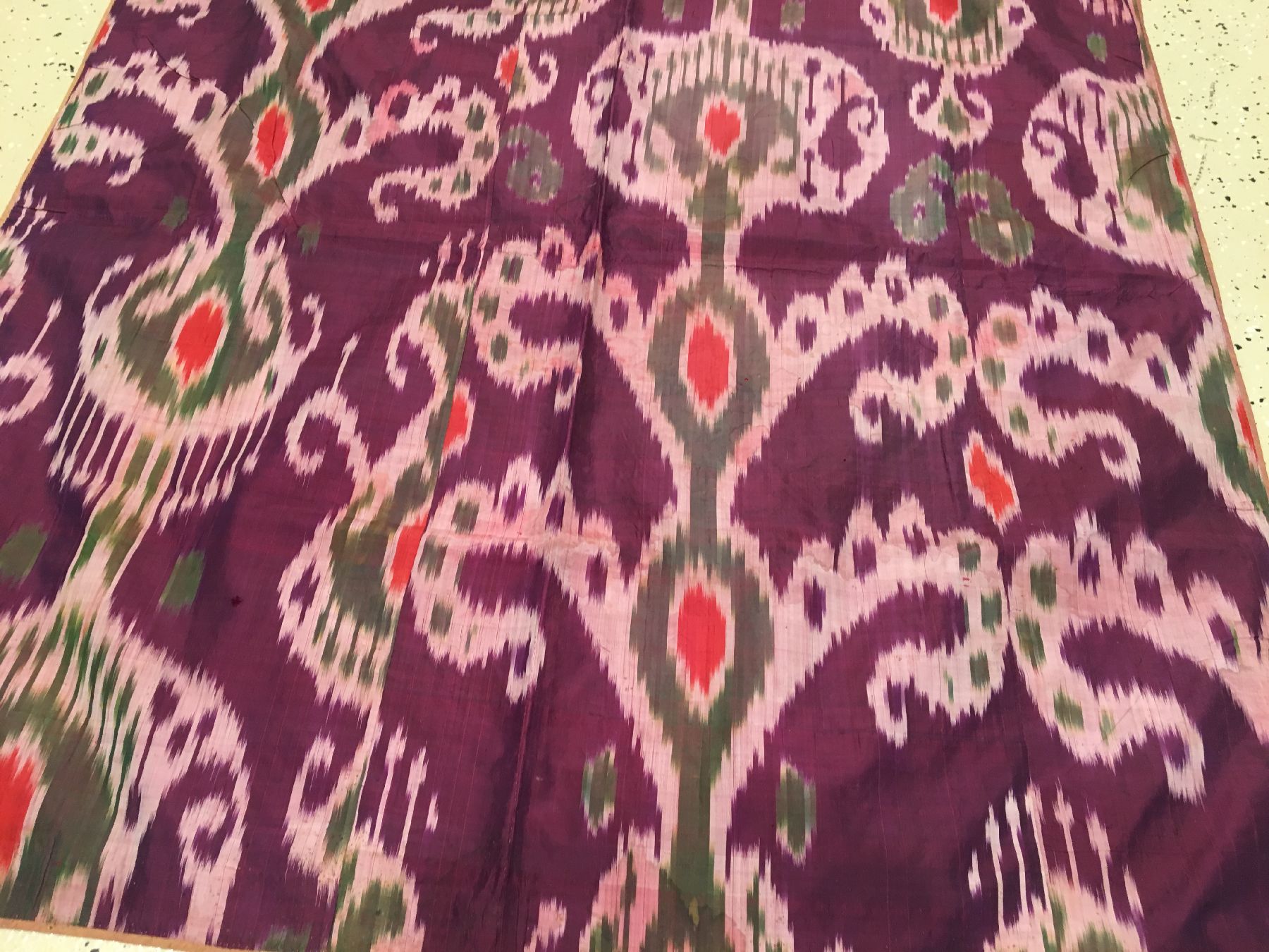 Detail a: Usbekischer Seiden-Ikat antik (Fragment), Usbekistan, Ende 19.Jhd., Seide. Typische Ikat Ornametik auf violettfarbenen Grund, ca. 97 x 91 cm, EHZ: ...