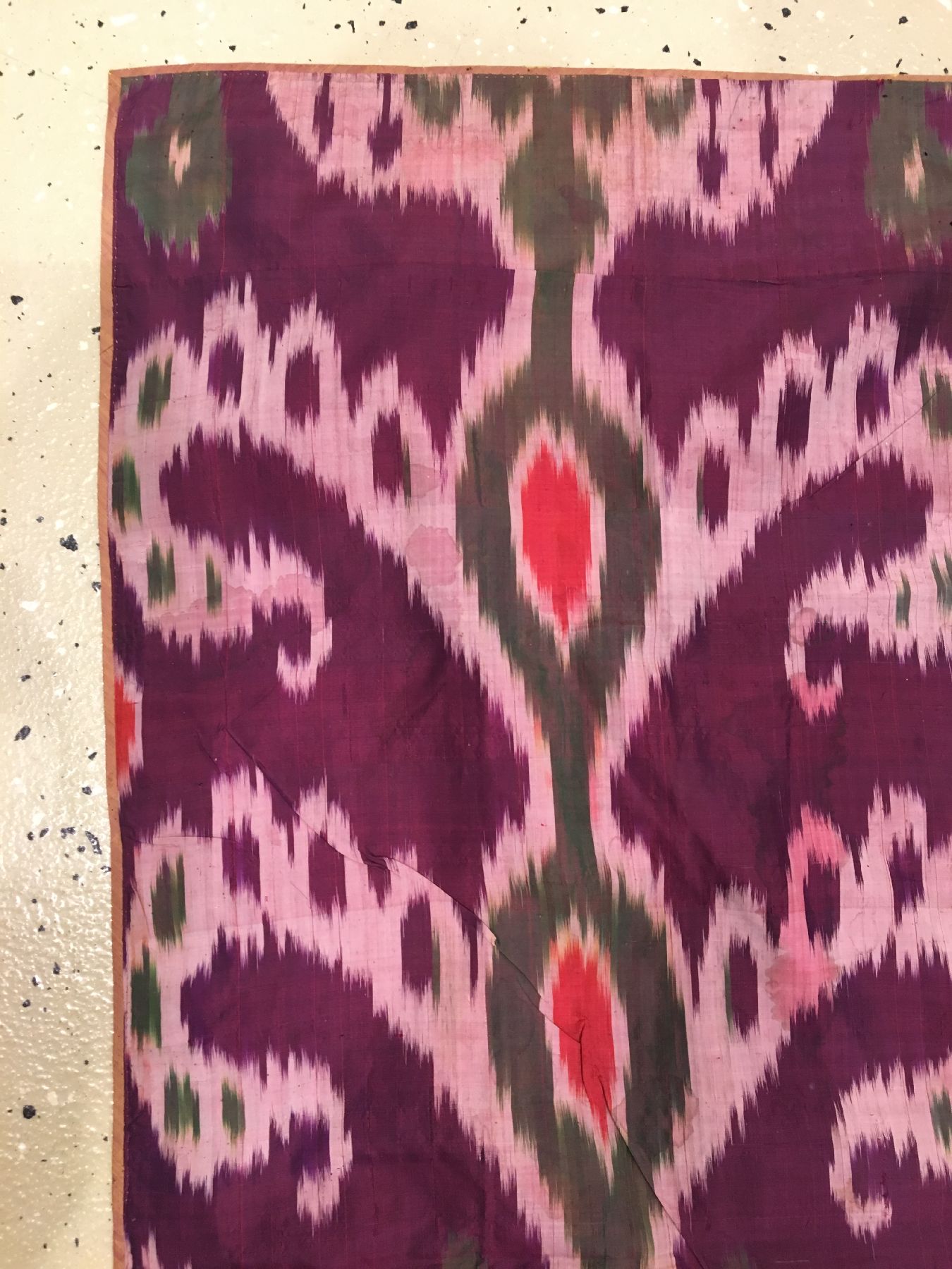Detail b: Usbekischer Seiden-Ikat antik (Fragment), Usbekistan, Ende 19.Jhd., Seide. Typische Ikat Ornametik auf violettfarbenen Grund, ca. 97 x 91 cm, EHZ: ...