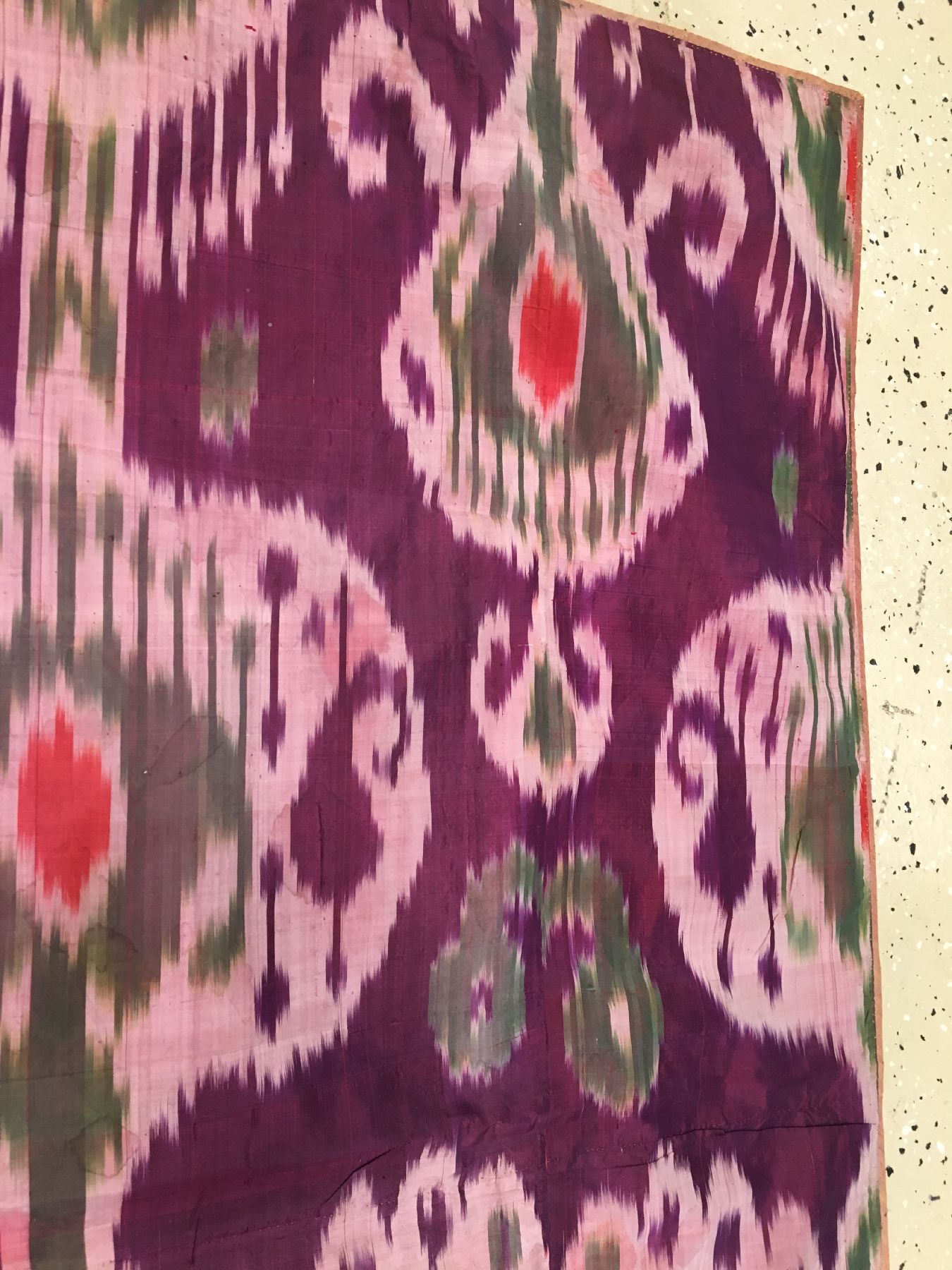 Detail c: Usbekischer Seiden-Ikat antik (Fragment), Usbekistan, Ende 19.Jhd., Seide. Typische Ikat Ornametik auf violettfarbenen Grund, ca. 97 x 91 cm, EHZ: ...