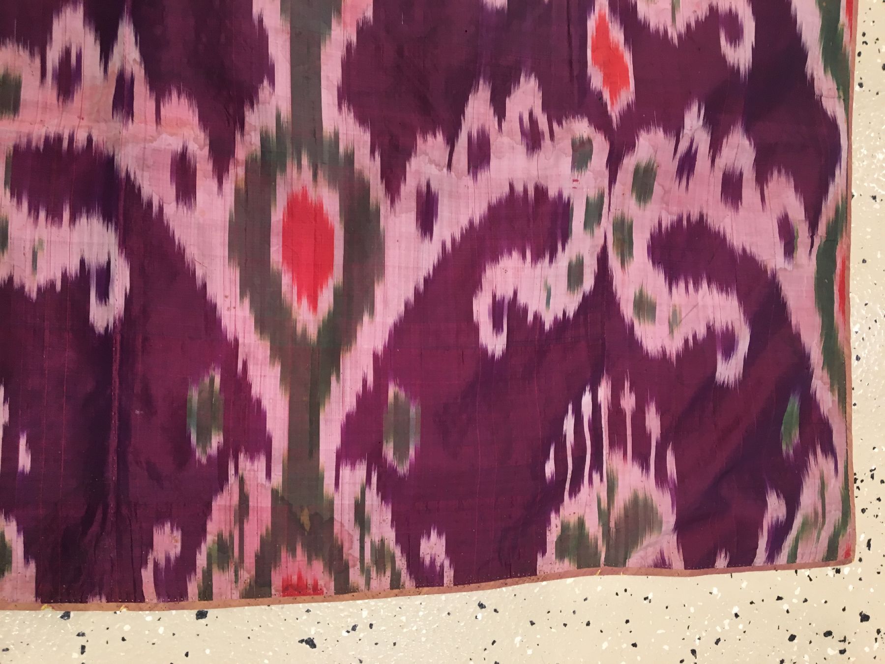 Detail d: Usbekischer Seiden-Ikat antik (Fragment), Usbekistan, Ende 19.Jhd., Seide. Typische Ikat Ornametik auf violettfarbenen Grund, ca. 97 x 91 cm, EHZ: ...