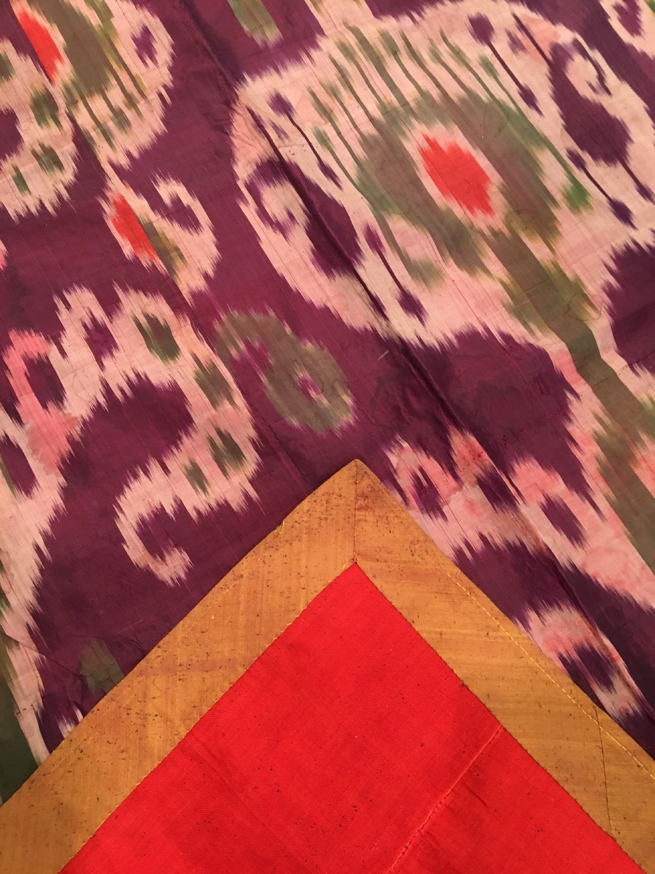 Detail e: Usbekischer Seiden-Ikat antik (Fragment), Usbekistan, Ende 19.Jhd., Seide. Typische Ikat Ornametik auf violettfarbenen Grund, ca. 97 x 91 cm, EHZ: ...
