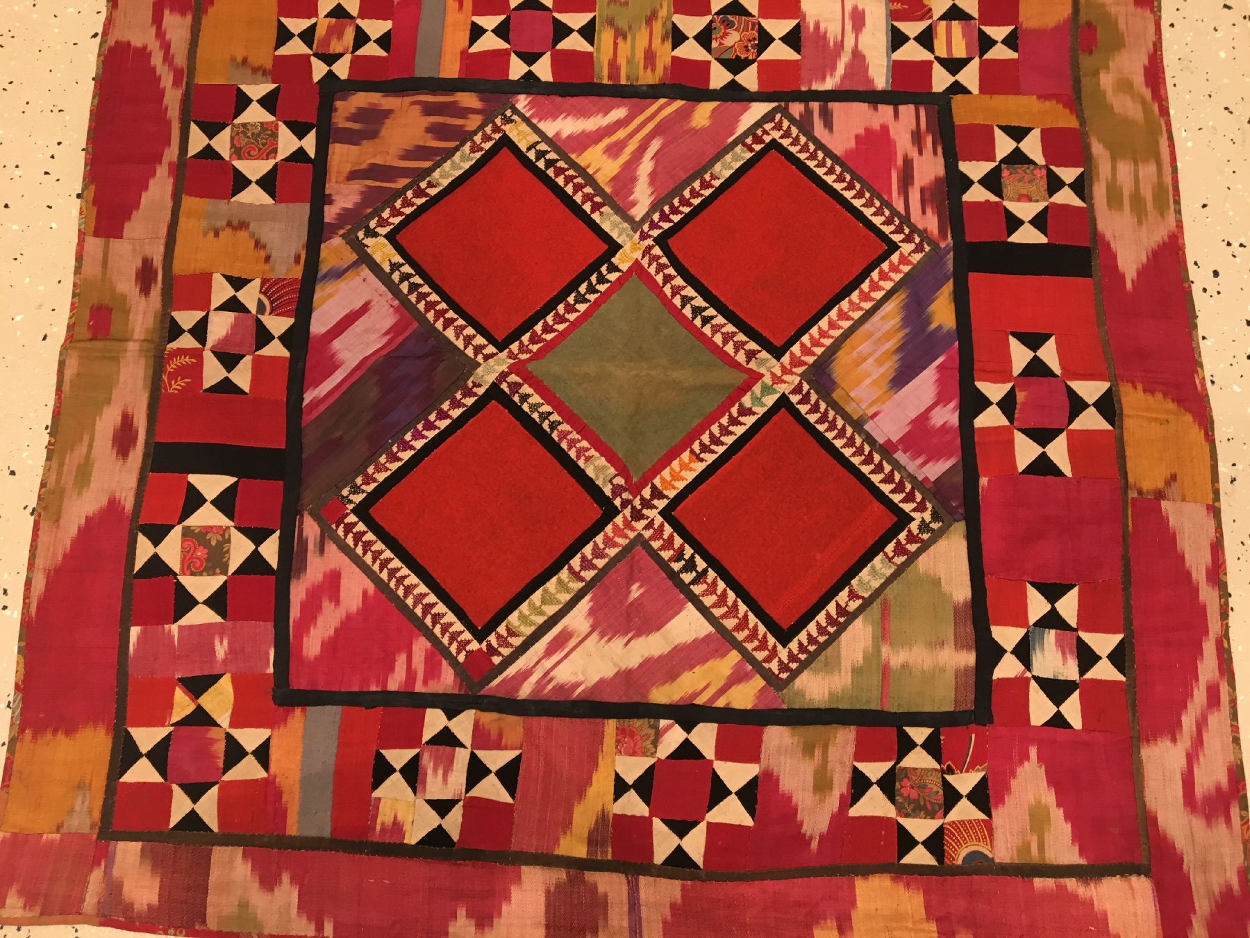Detail a: Usbekische "Stickerei" antik, Usbekistan, Ende 19.Jhd., Seide/Baumwolle/Filz. Kleine quadratische Stickerei mit Ikat Applikationen, ca. 84 ...