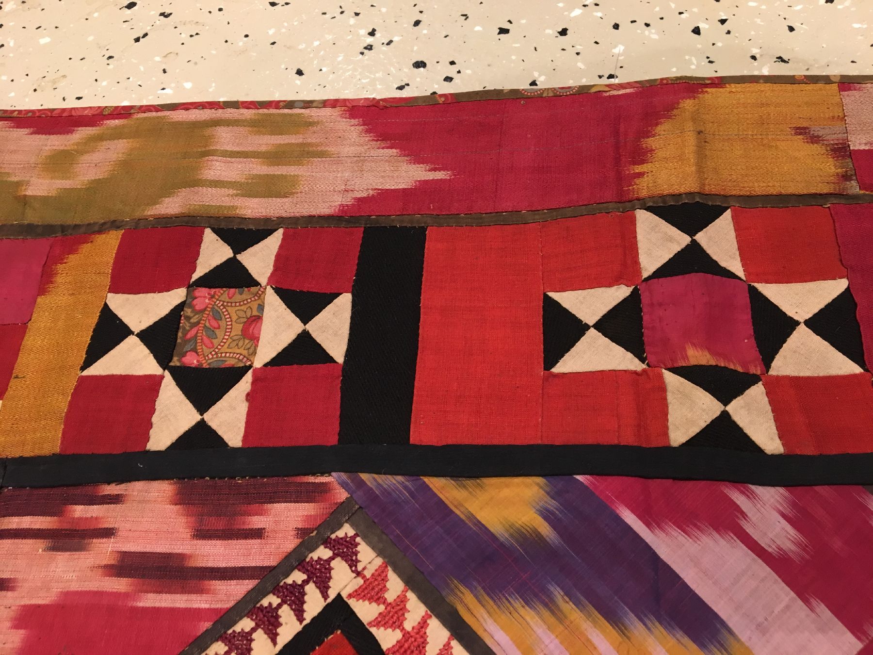 Detail e: Usbekische "Stickerei" antik, Usbekistan, Ende 19.Jhd., Seide/Baumwolle/Filz. Kleine quadratische Stickerei mit Ikat Applikationen, ca. 84 ...