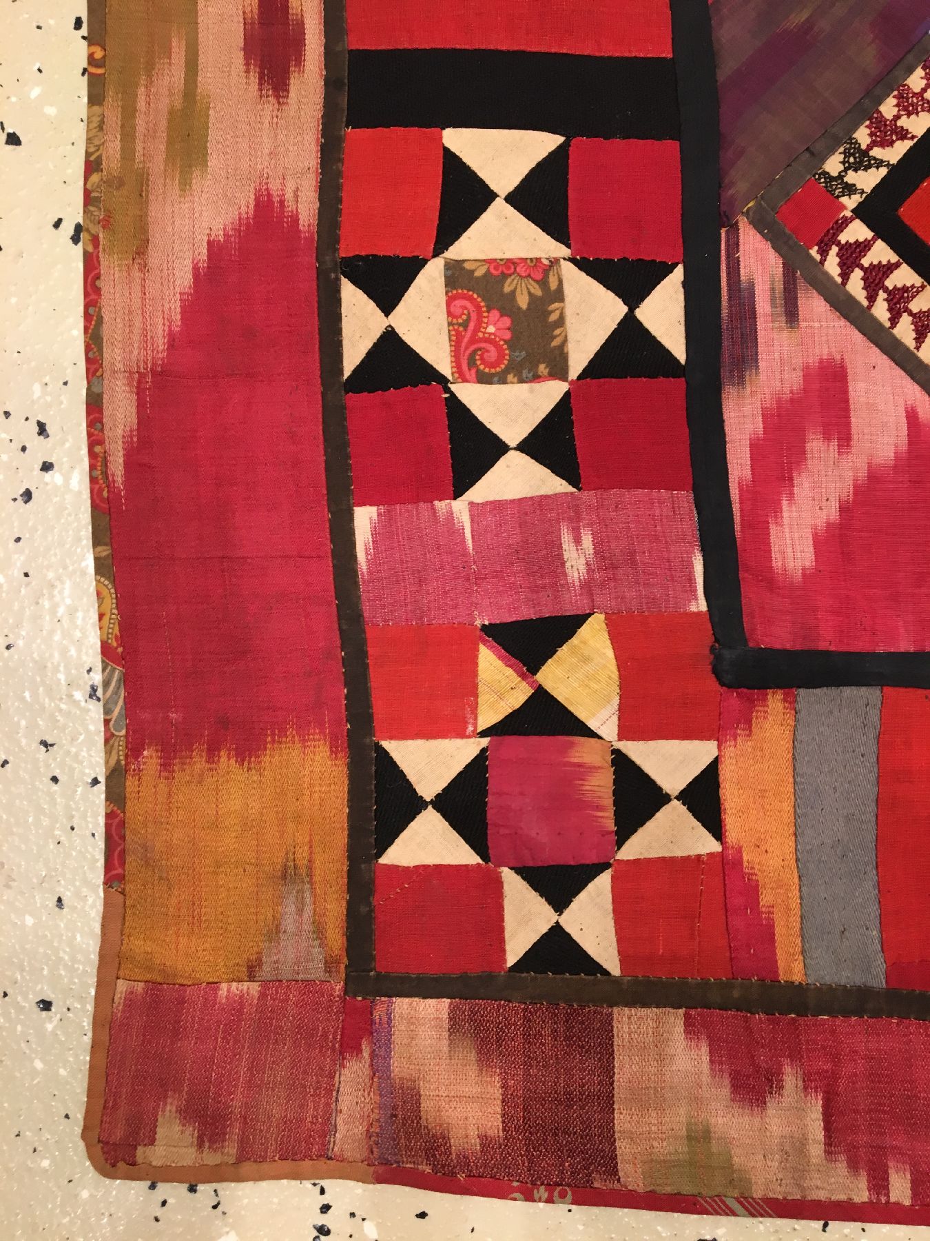 Detail f: Usbekische "Stickerei" antik, Usbekistan, Ende 19.Jhd., Seide/Baumwolle/Filz. Kleine quadratische Stickerei mit Ikat Applikationen, ca. 84 ...