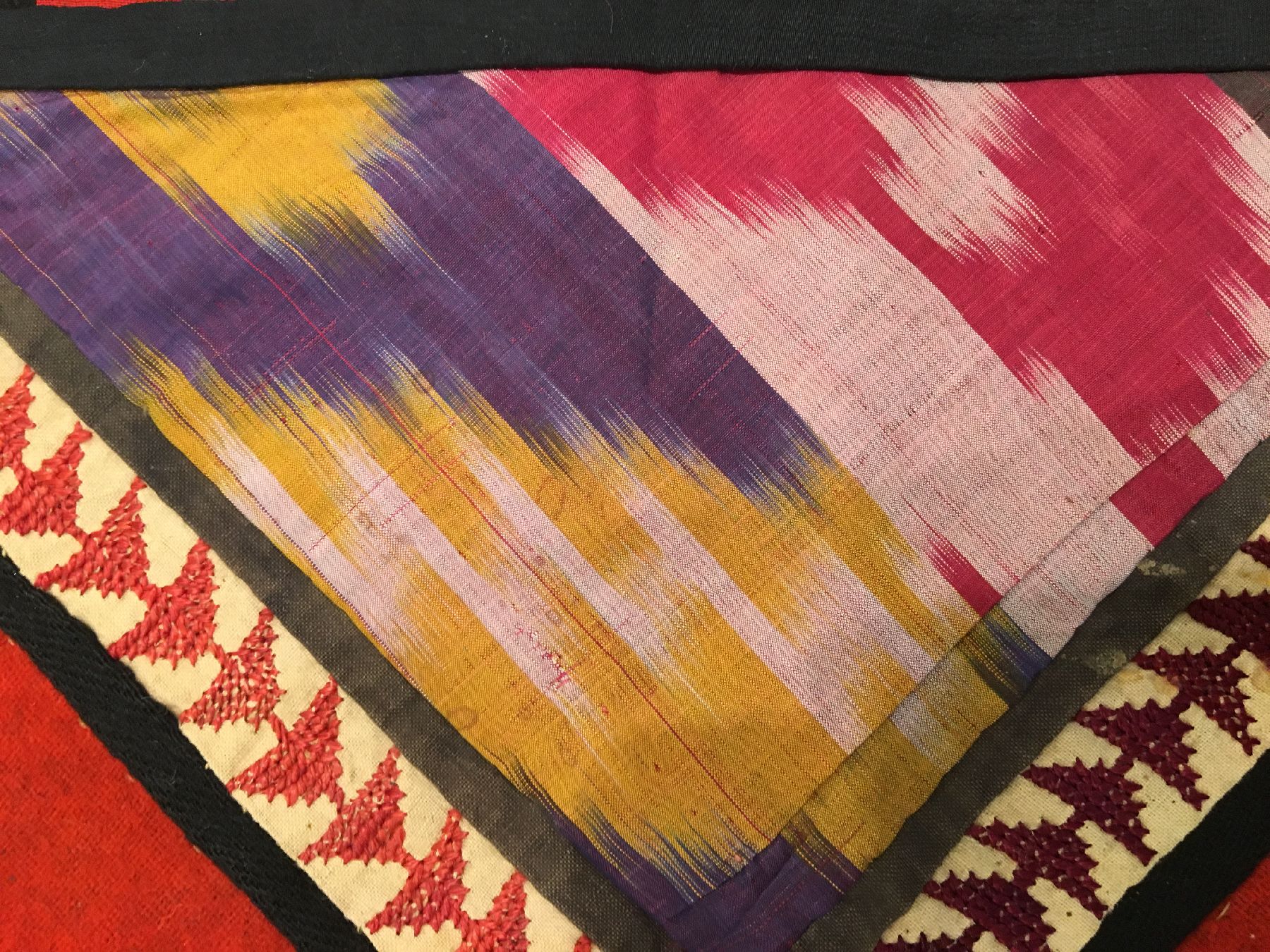 Detail g: Usbekische "Stickerei" antik, Usbekistan, Ende 19.Jhd., Seide/Baumwolle/Filz. Kleine quadratische Stickerei mit Ikat Applikationen, ca. 84 ...
