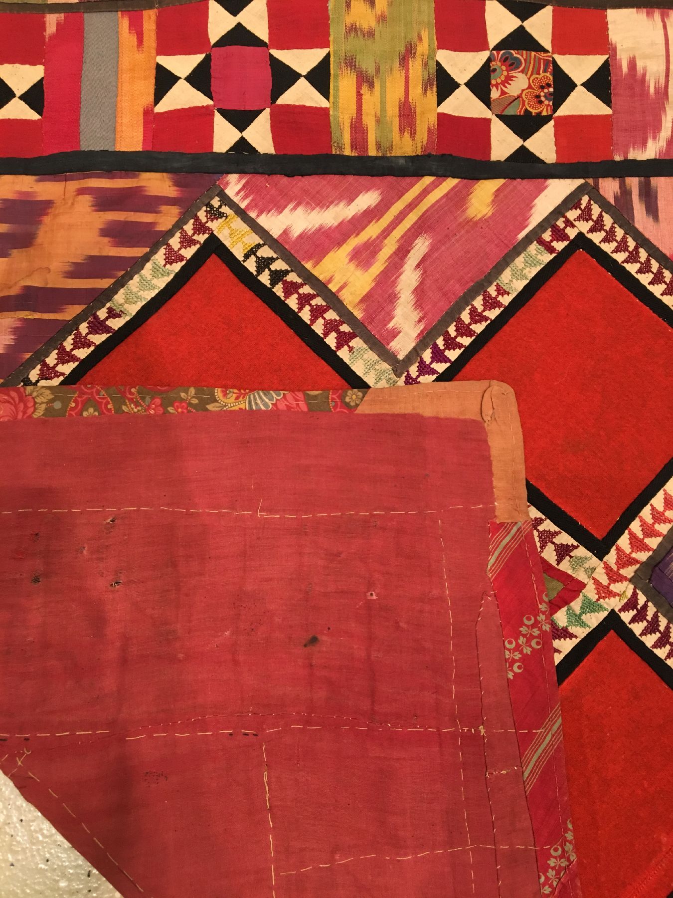 Detail h: Usbekische "Stickerei" antik, Usbekistan, Ende 19.Jhd., Seide/Baumwolle/Filz. Kleine quadratische Stickerei mit Ikat Applikationen, ca. 84 ...