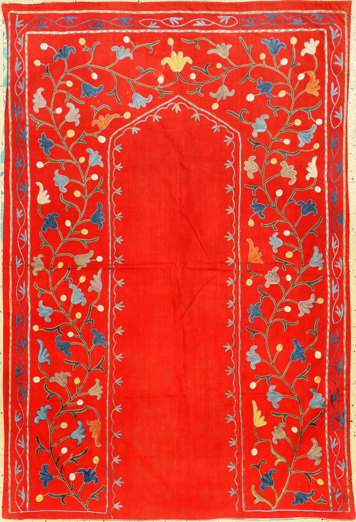 Rote Lakai Nim "Susani" antik (Gebetstypus), Usbekistan Shakhrisyabz, um 1920/1930, Seidenstickerei auf Baumwollgewebe. Seltene Nim-Susani ...