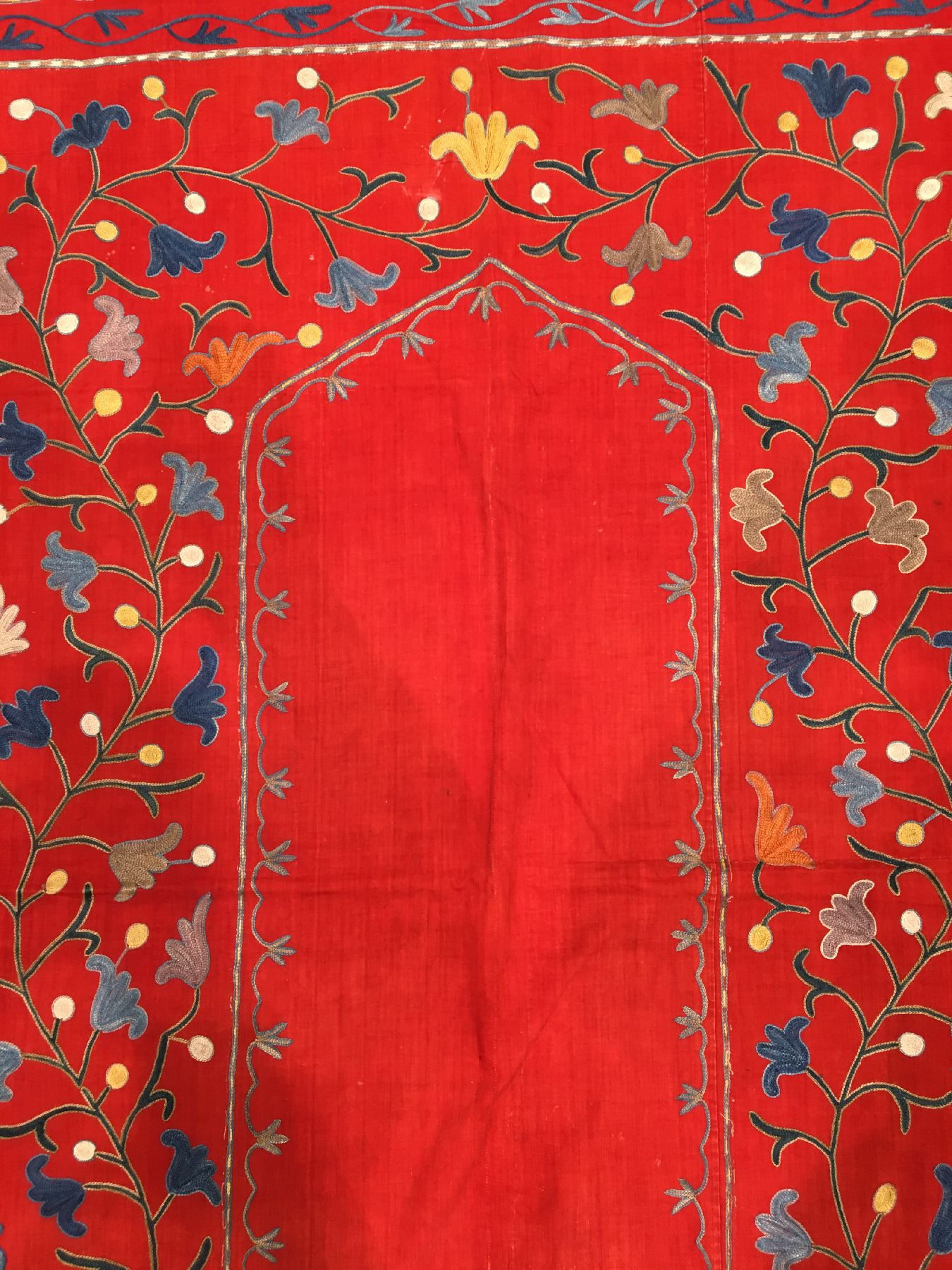Detail a: Rote Lakai Nim "Susani" antik (Gebetstypus), Usbekistan Shakhrisyabz, um 1920/1930, Seidenstickerei auf Baumwollgewebe. Seltene Nim-Susani ...