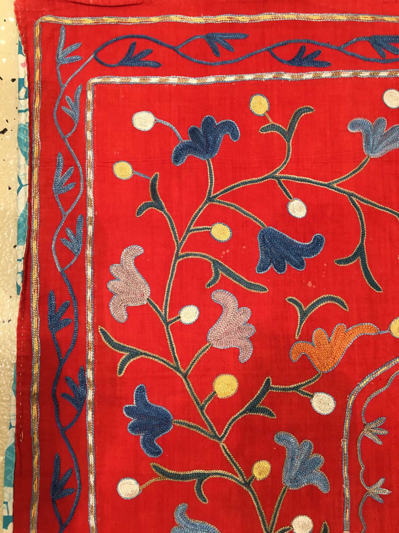 Detail b: Rote Lakai Nim "Susani" antik (Gebetstypus), Usbekistan Shakhrisyabz, um 1920/1930, Seidenstickerei auf Baumwollgewebe. Seltene Nim-Susani ...