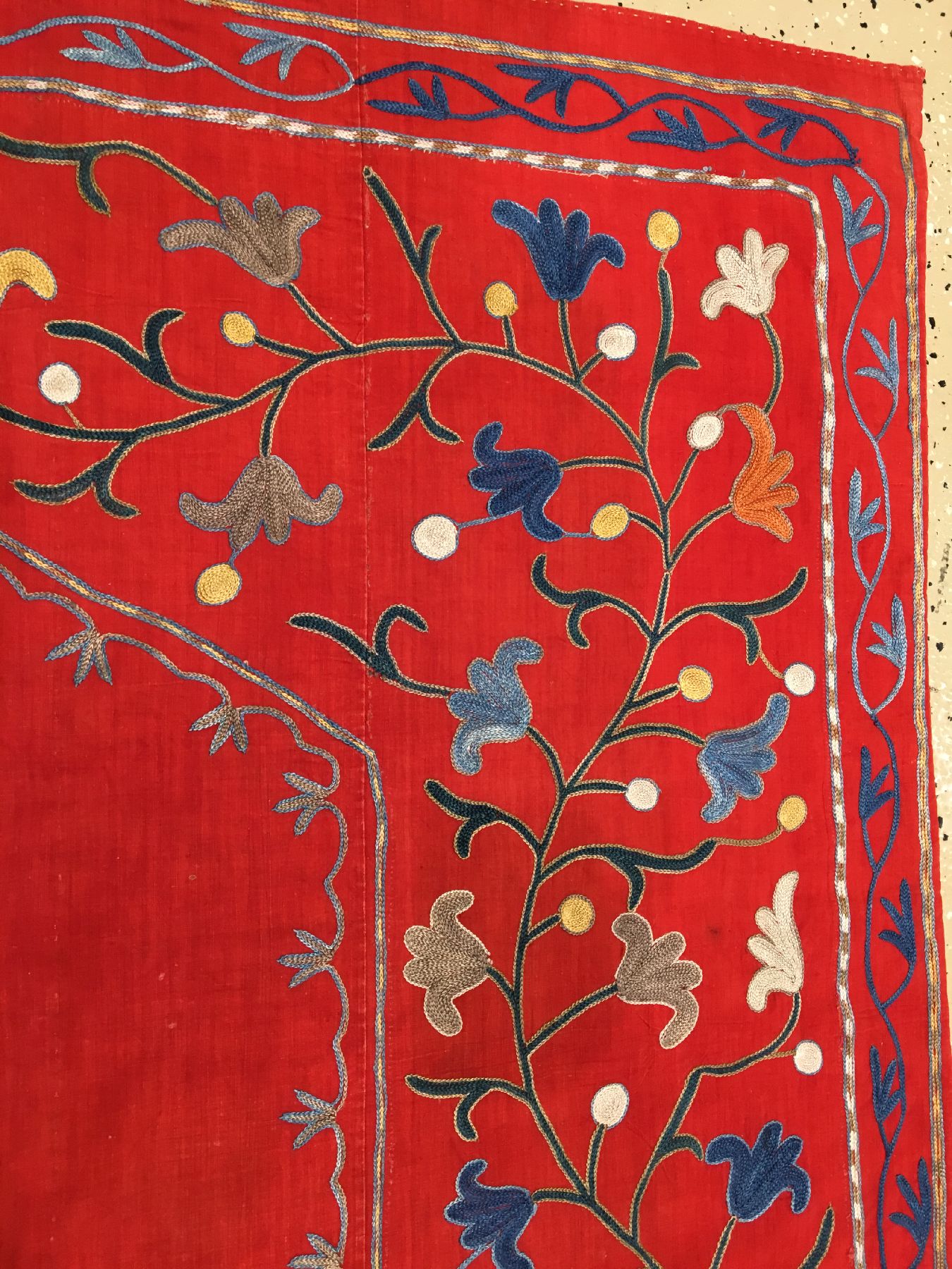 Detail c: Rote Lakai Nim "Susani" antik (Gebetstypus), Usbekistan Shakhrisyabz, um 1920/1930, Seidenstickerei auf Baumwollgewebe. Seltene Nim-Susani ...