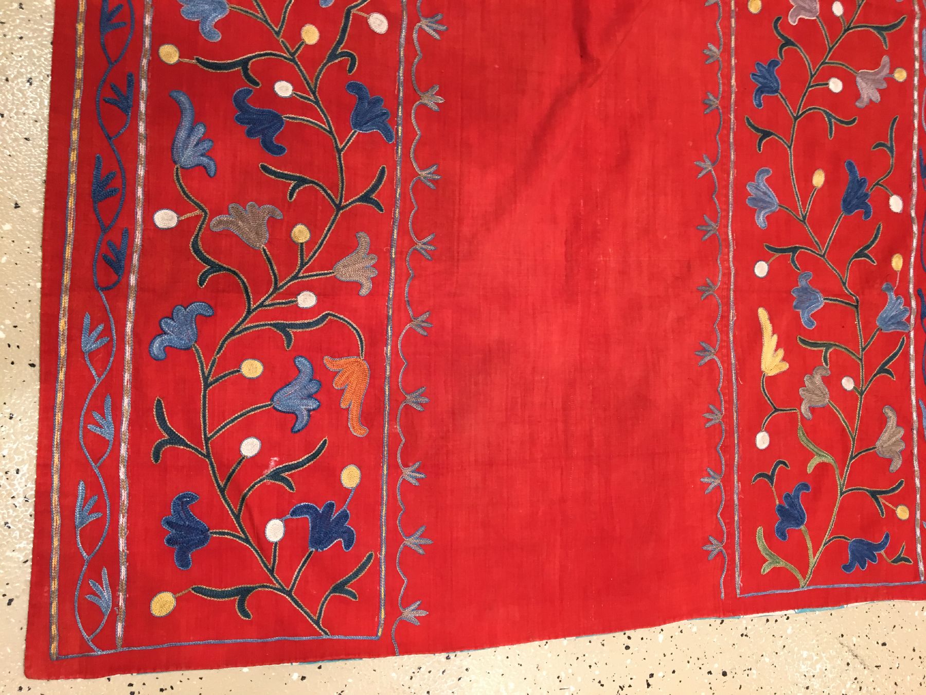 Detail d: Rote Lakai Nim "Susani" antik (Gebetstypus), Usbekistan Shakhrisyabz, um 1920/1930, Seidenstickerei auf Baumwollgewebe. Seltene Nim-Susani ...