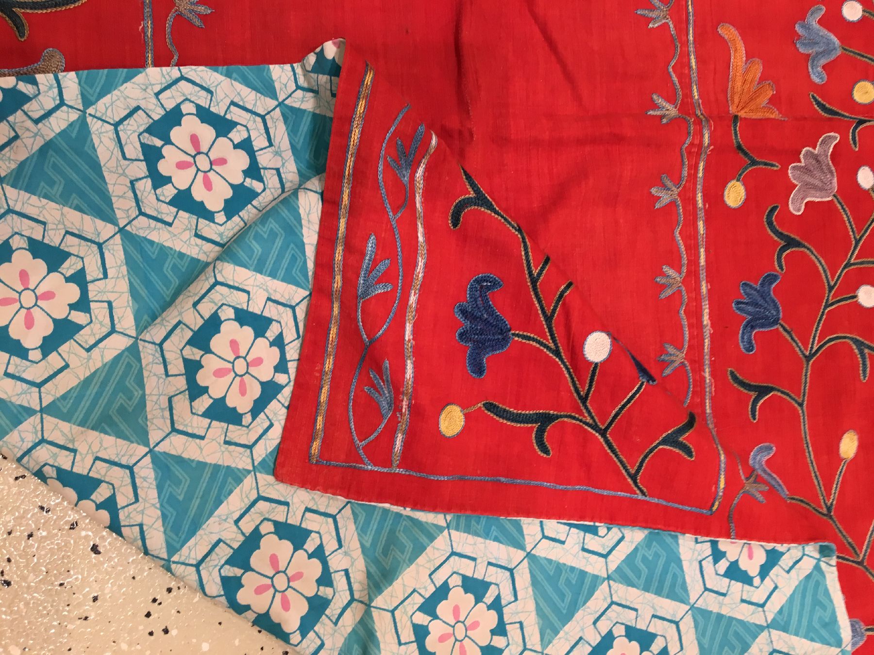 Detail e: Rote Lakai Nim "Susani" antik (Gebetstypus), Usbekistan Shakhrisyabz, um 1920/1930, Seidenstickerei auf Baumwollgewebe. Seltene Nim-Susani ...