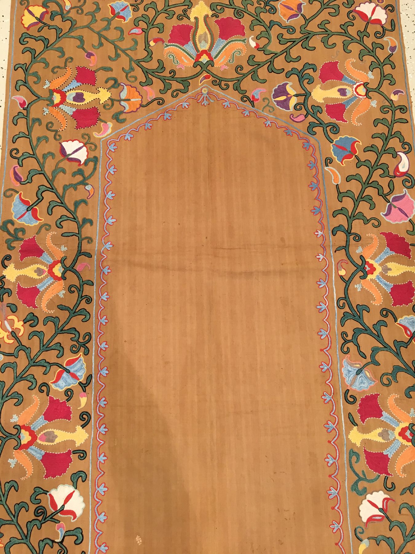 Detail a: Shakhrisyabz Nim "Susani" antik (Gebetstypus), Usbekistan Lakai-Stämme, 19.Jhd., Seidenstickerei auf Baumwollgewebe mit original ...