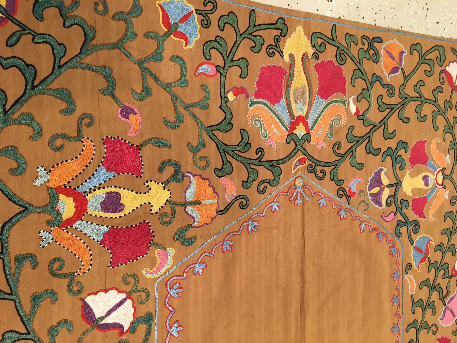 Detail b: Shakhrisyabz Nim "Susani" antik (Gebetstypus), Usbekistan Lakai-Stämme, 19.Jhd., Seidenstickerei auf Baumwollgewebe mit original ...