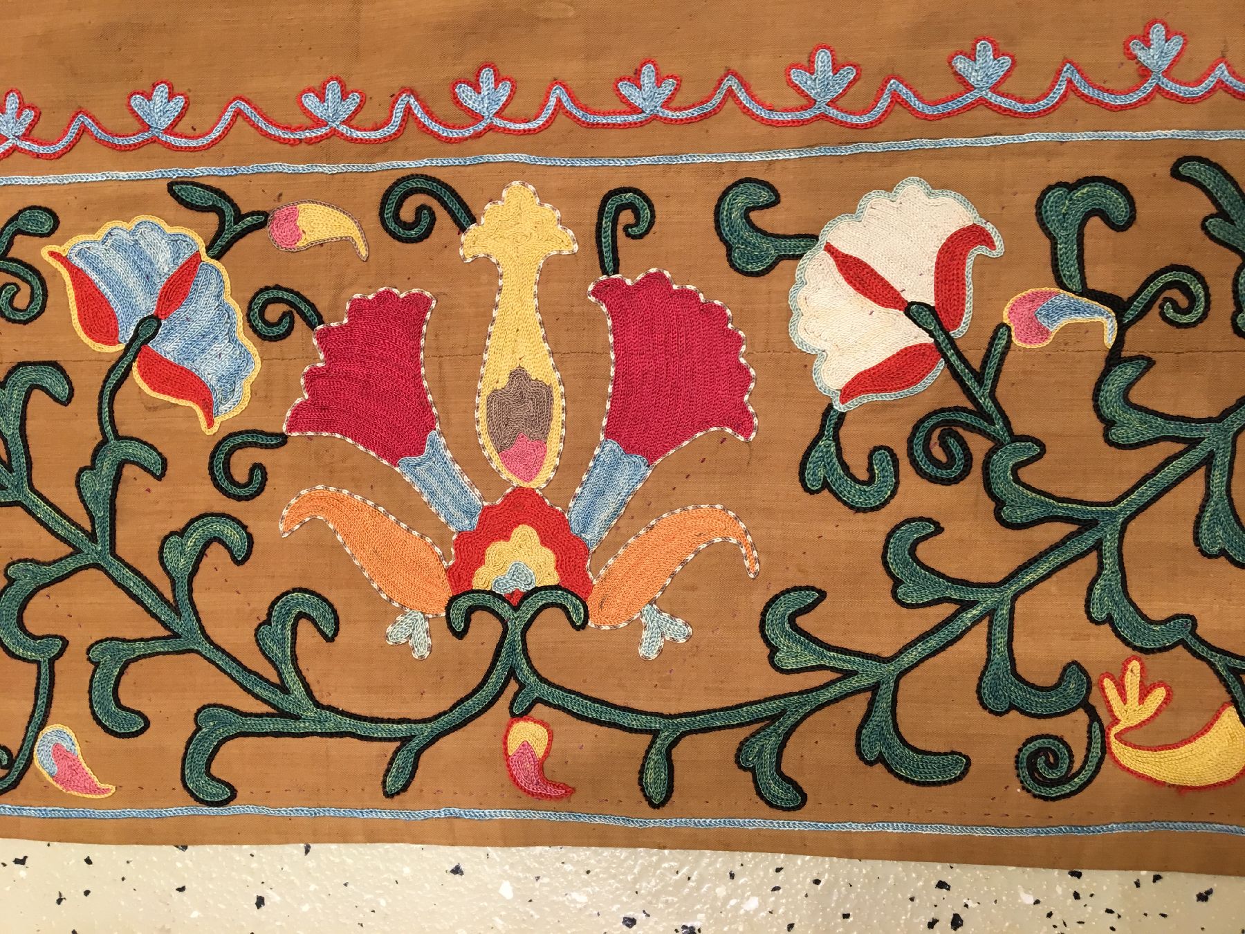 Detail f: Shakhrisyabz Nim "Susani" antik (Gebetstypus), Usbekistan Lakai-Stämme, 19.Jhd., Seidenstickerei auf Baumwollgewebe mit original ...
