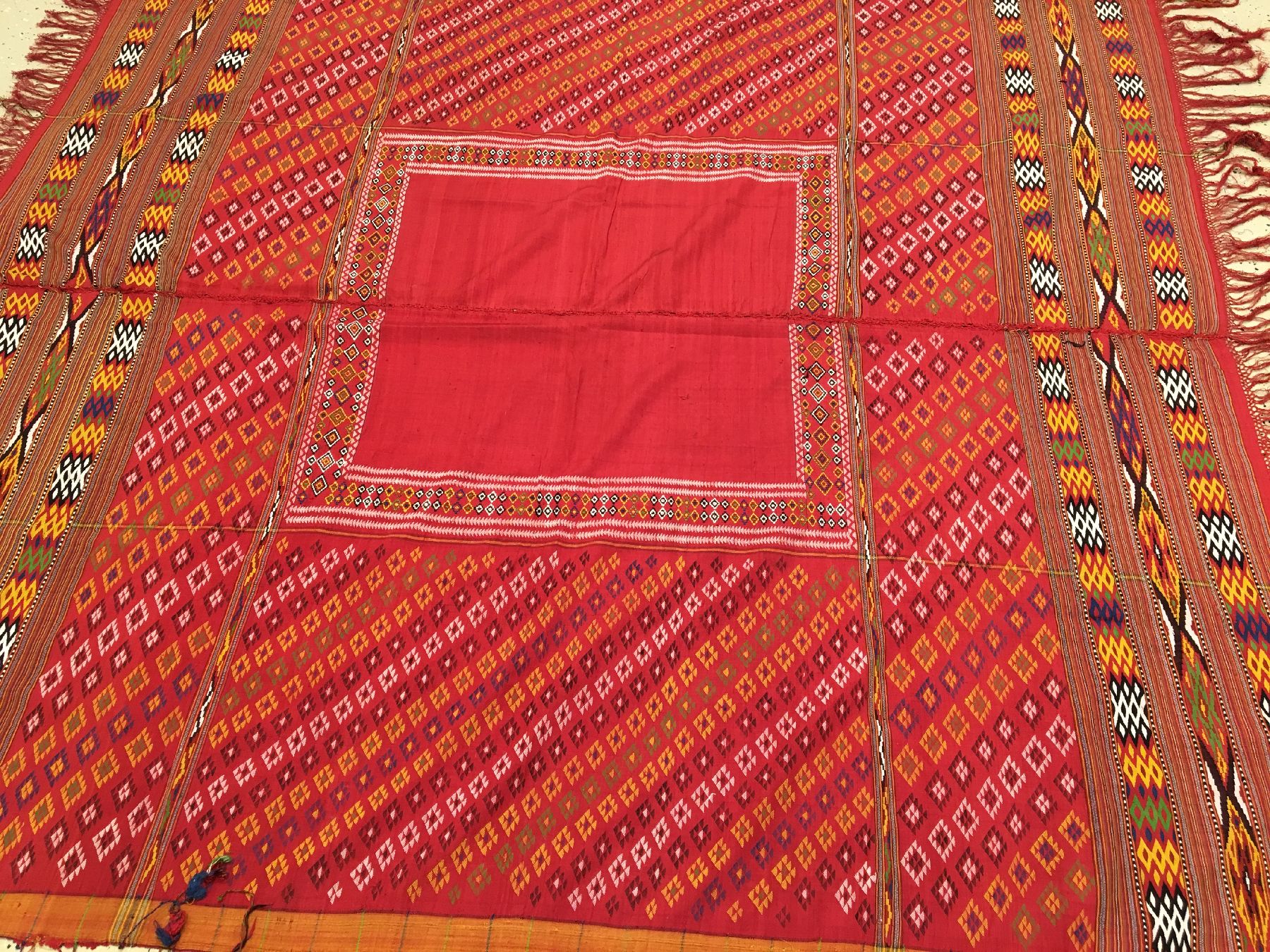 Detail a: Sehr feine Usbekische Zeremonial-Zierdecke alt, Usbekistan, um 1900-1920, reine Naturseide. Seltene zweibahnige Zierdecke mit ausdrucksstarken ...