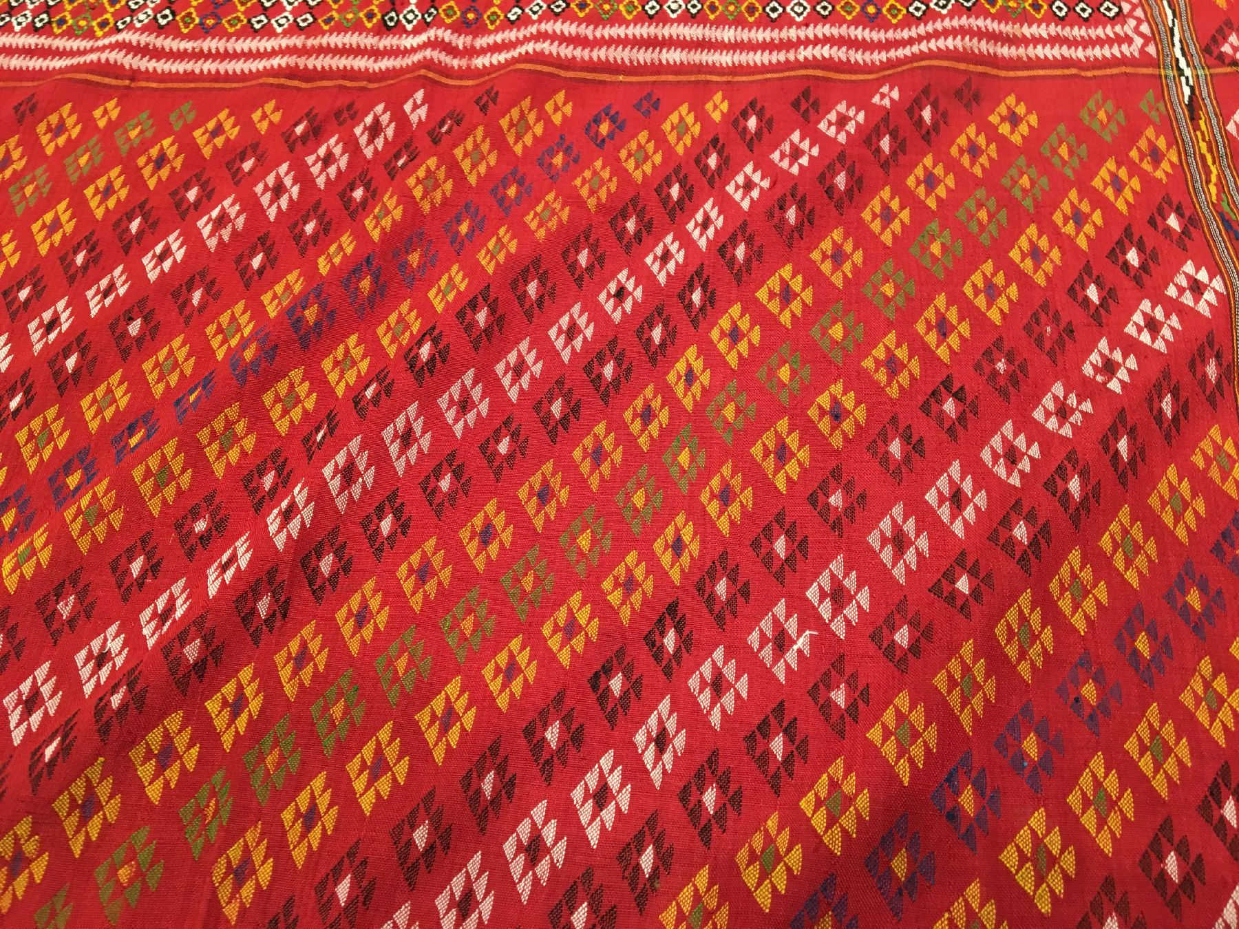 Detail b: Sehr feine Usbekische Zeremonial-Zierdecke alt, Usbekistan, um 1900-1920, reine Naturseide. Seltene zweibahnige Zierdecke mit ausdrucksstarken ...
