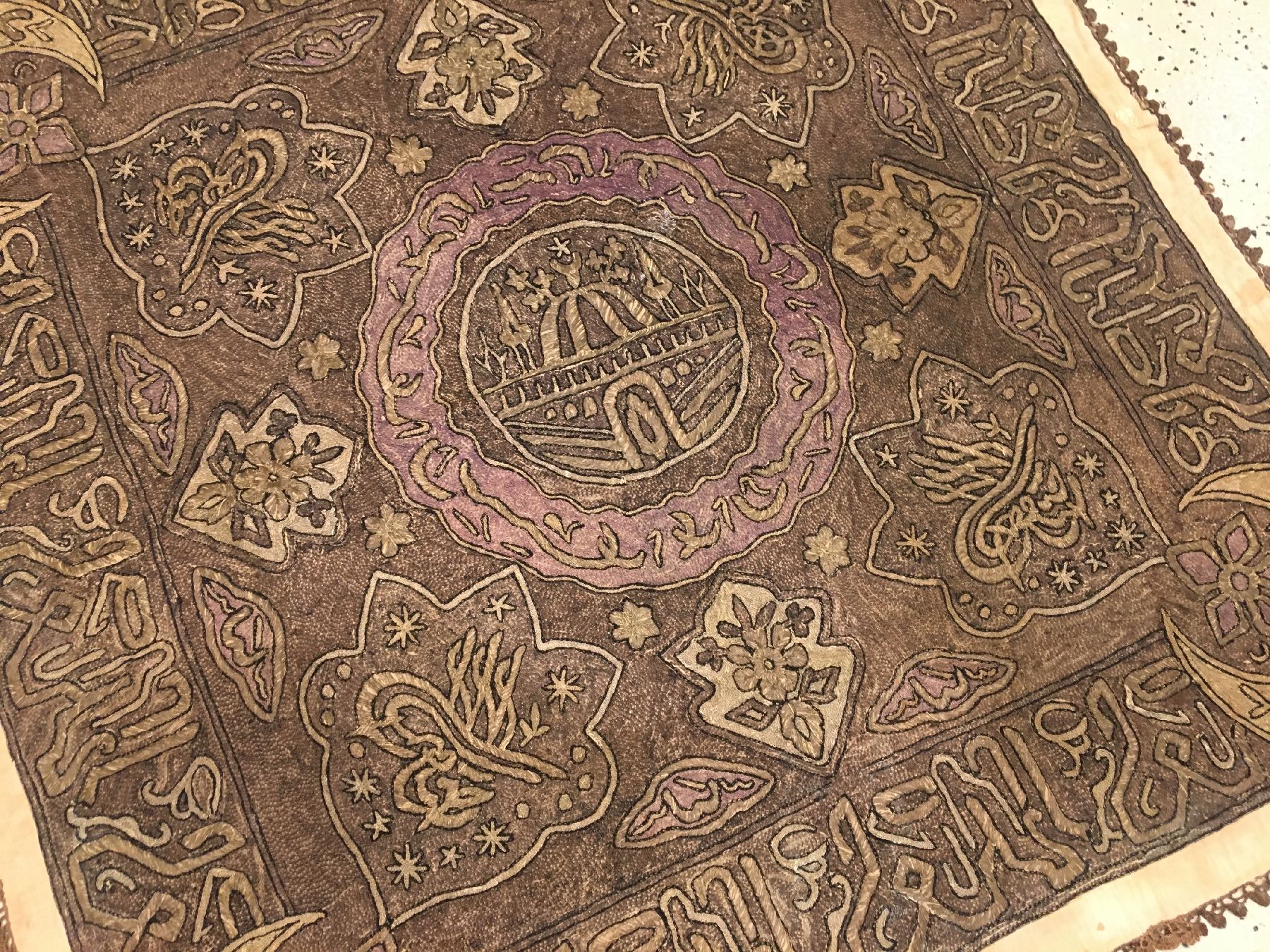 Detail a: Syrische Seiden-Metallstickerei aus der osmanischen-Zeit antik (Tughra), Türkei, Ende 19.Jhd., Seiden Metallstickerei. Hochwertige Handarbeit, ...