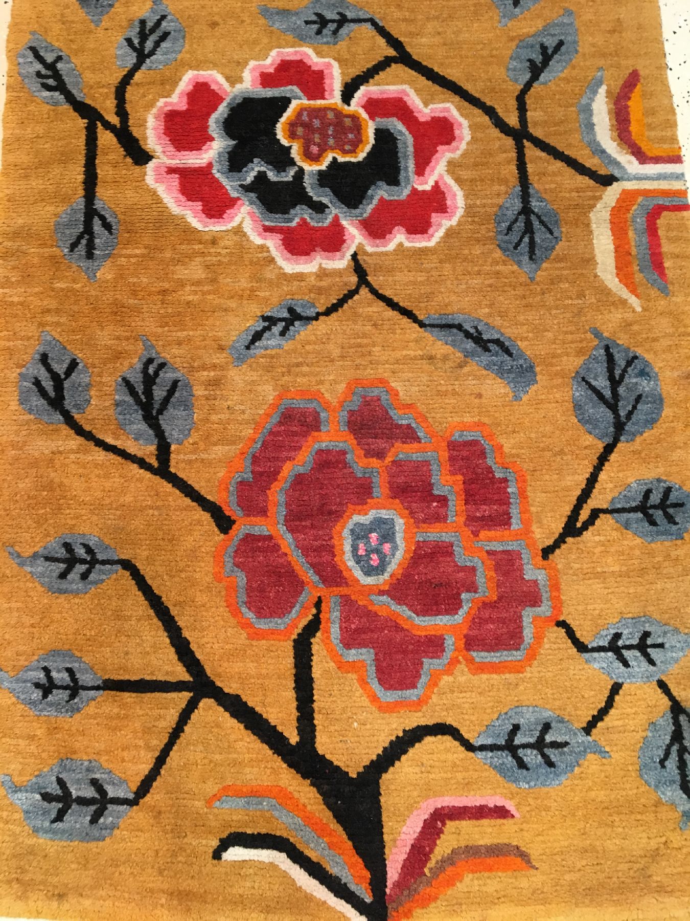 Detail a: Gelber Kampa-Dzong "Khaden" alt (Päonien Design), Südtibet, um 1930, Wolle geknüpft auf Wolle. Dekorativer gelbgrundiger Schlafteppich ...