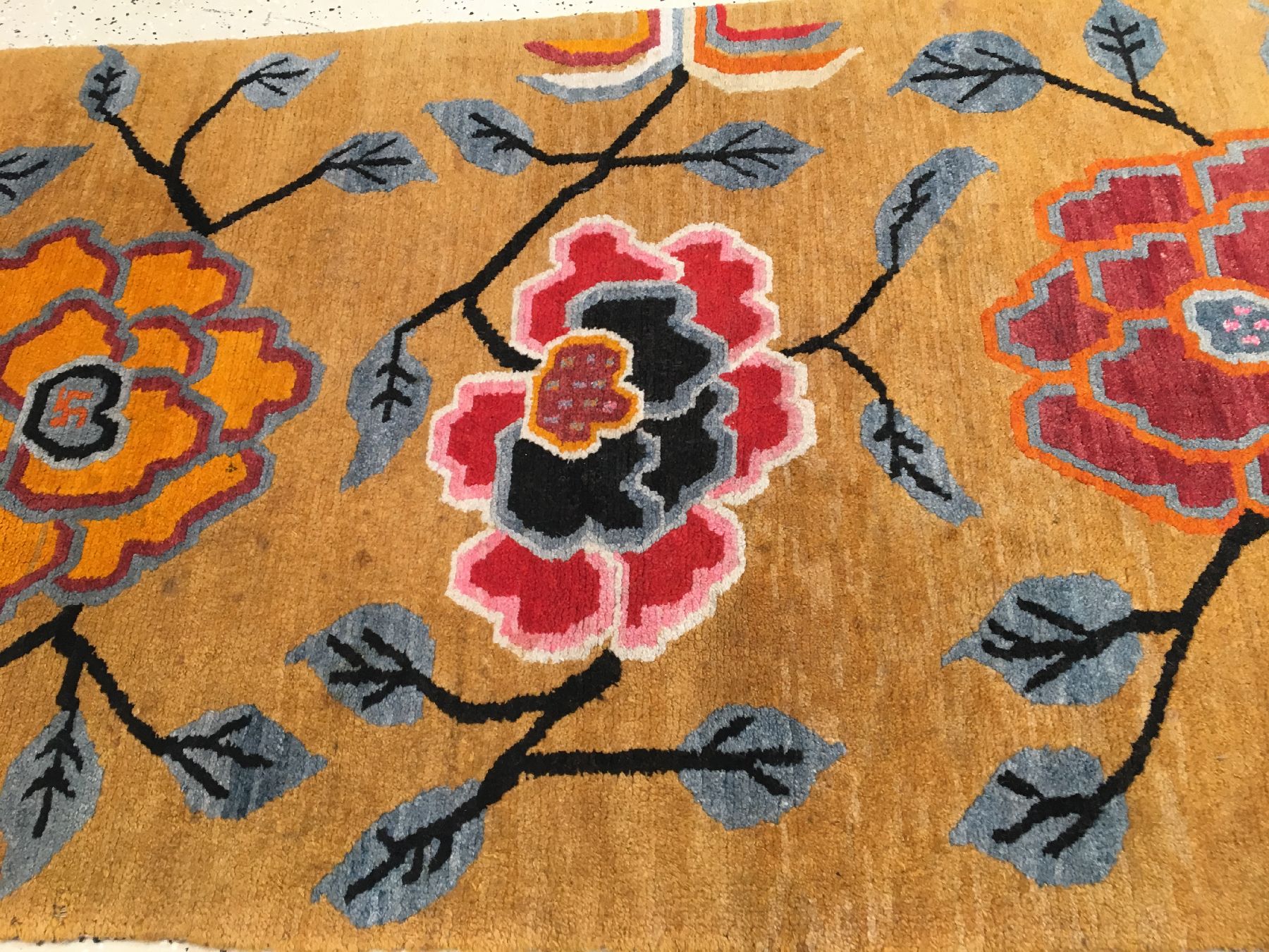 Detail b: Gelber Kampa-Dzong "Khaden" alt (Päonien Design), Südtibet, um 1930, Wolle geknüpft auf Wolle. Dekorativer gelbgrundiger Schlafteppich ...