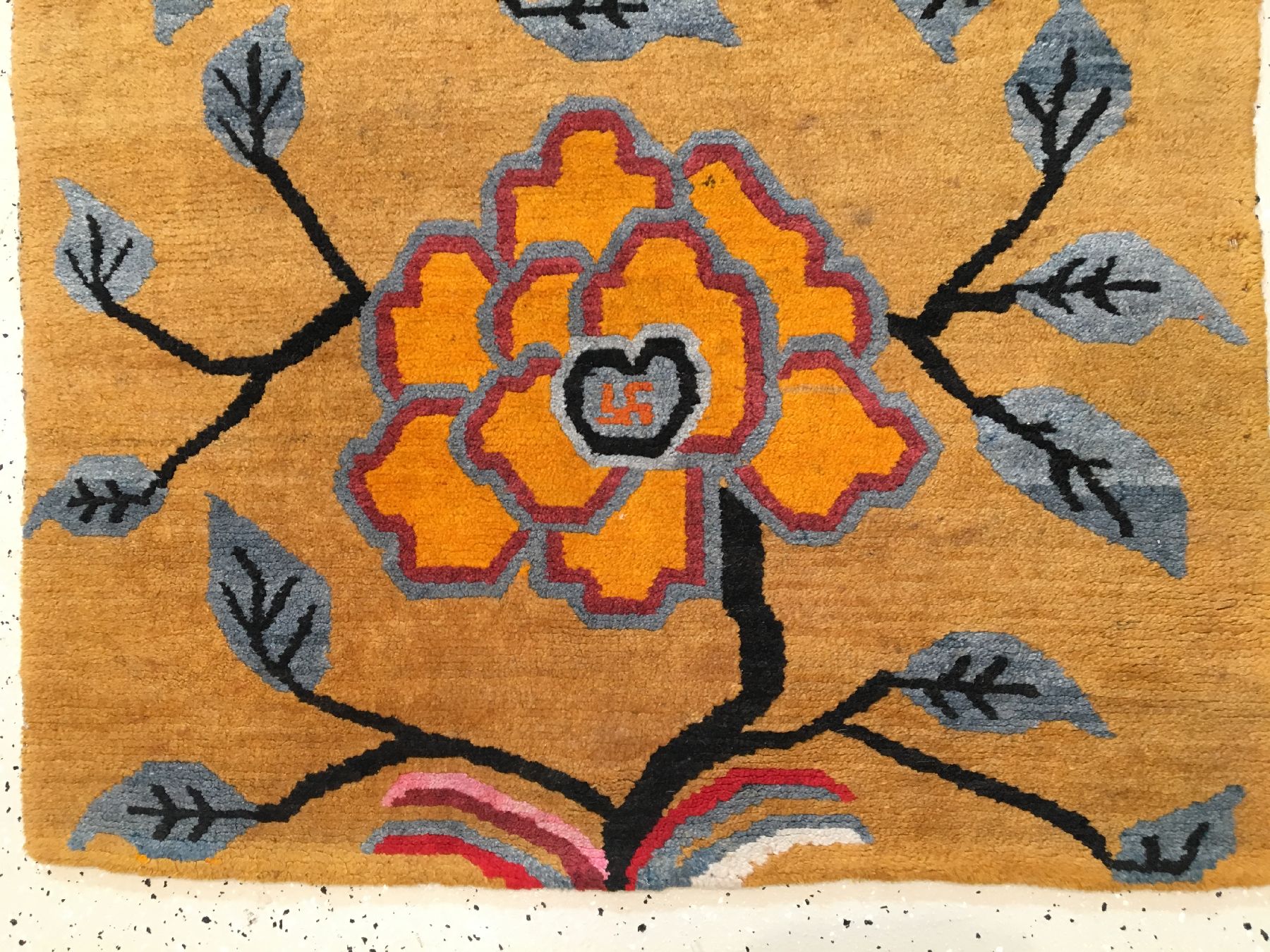 Detail c: Gelber Kampa-Dzong "Khaden" alt (Päonien Design), Südtibet, um 1930, Wolle geknüpft auf Wolle. Dekorativer gelbgrundiger Schlafteppich ...