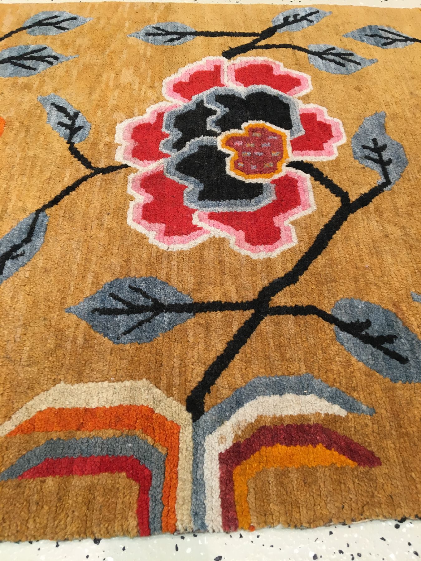 Detail e: Gelber Kampa-Dzong "Khaden" alt (Päonien Design), Südtibet, um 1930, Wolle geknüpft auf Wolle. Dekorativer gelbgrundiger Schlafteppich ...