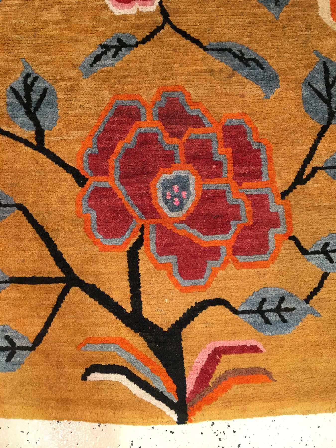 Detail f: Gelber Kampa-Dzong "Khaden" alt (Päonien Design), Südtibet, um 1930, Wolle geknüpft auf Wolle. Dekorativer gelbgrundiger Schlafteppich ...