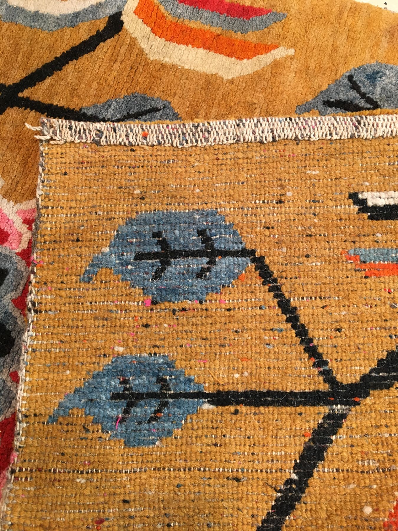 Detail g: Gelber Kampa-Dzong "Khaden" alt (Päonien Design), Südtibet, um 1930, Wolle geknüpft auf Wolle. Dekorativer gelbgrundiger Schlafteppich ...