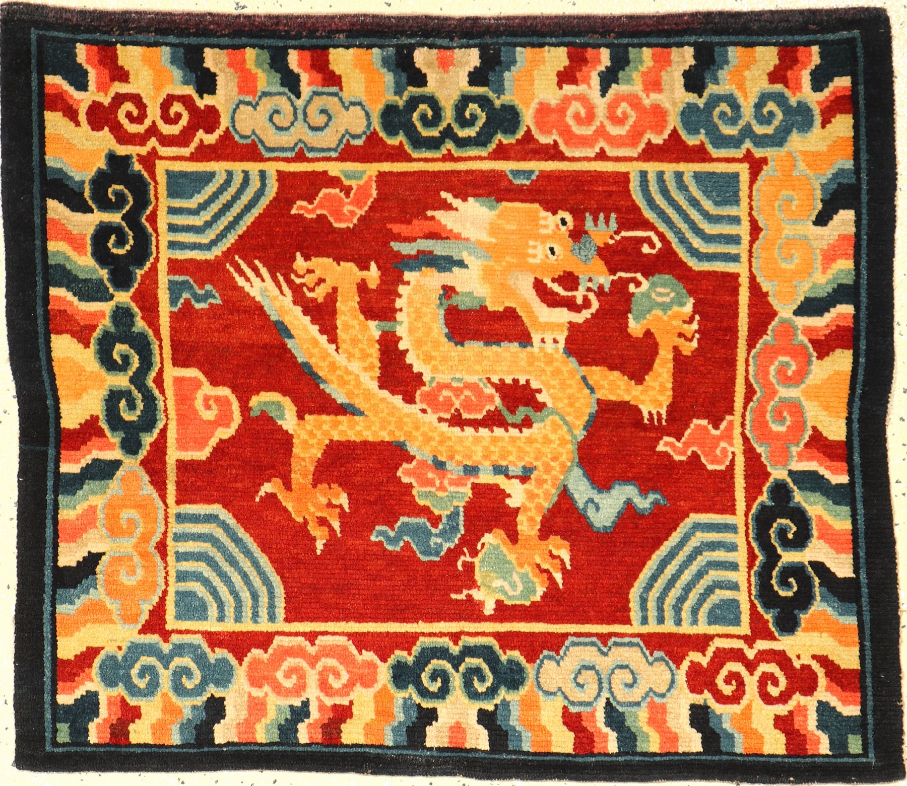 Schigatse "Jabuye" alt (Drachen), Südtibet, um 1920, Wolle geknüpft auf Wolle. Seltene Jabuye mit ausdrucksstarken Farben. Gefertigt ...
