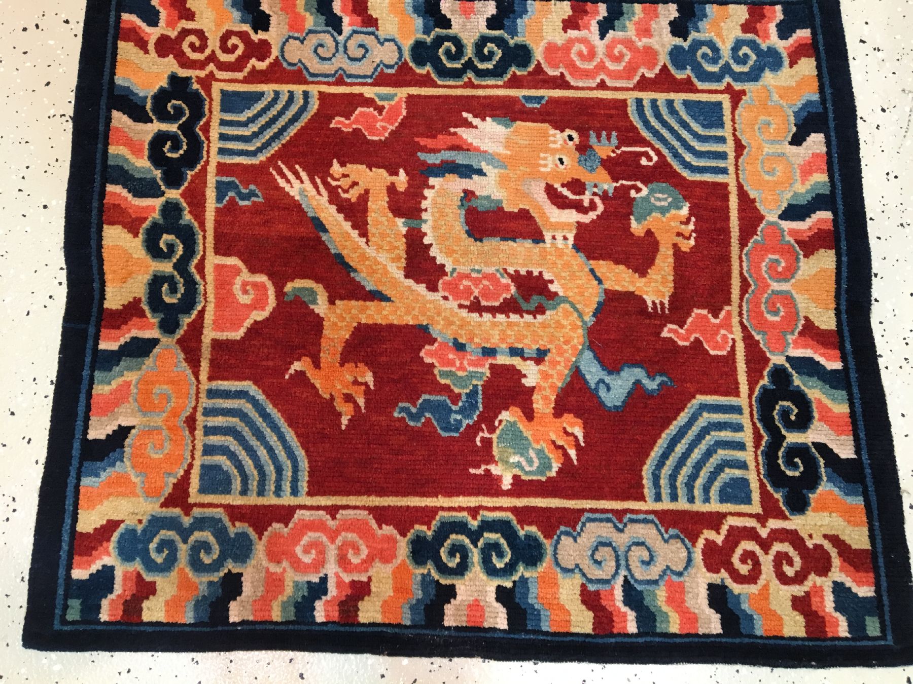 Detail a: Schigatse "Jabuye" alt (Drachen), Südtibet, um 1920, Wolle geknüpft auf Wolle. Seltene Jabuye mit ausdrucksstarken Farben. Gefertigt ...