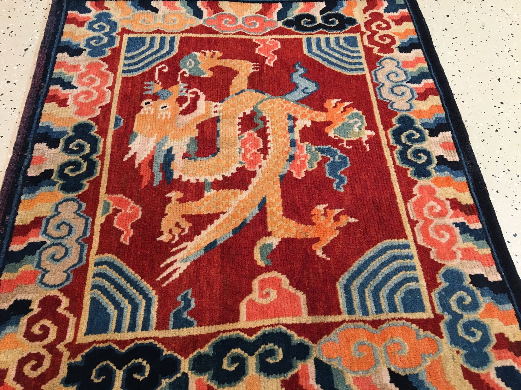 Detail b: Schigatse "Jabuye" alt (Drachen), Südtibet, um 1920, Wolle geknüpft auf Wolle. Seltene Jabuye mit ausdrucksstarken Farben. Gefertigt ...