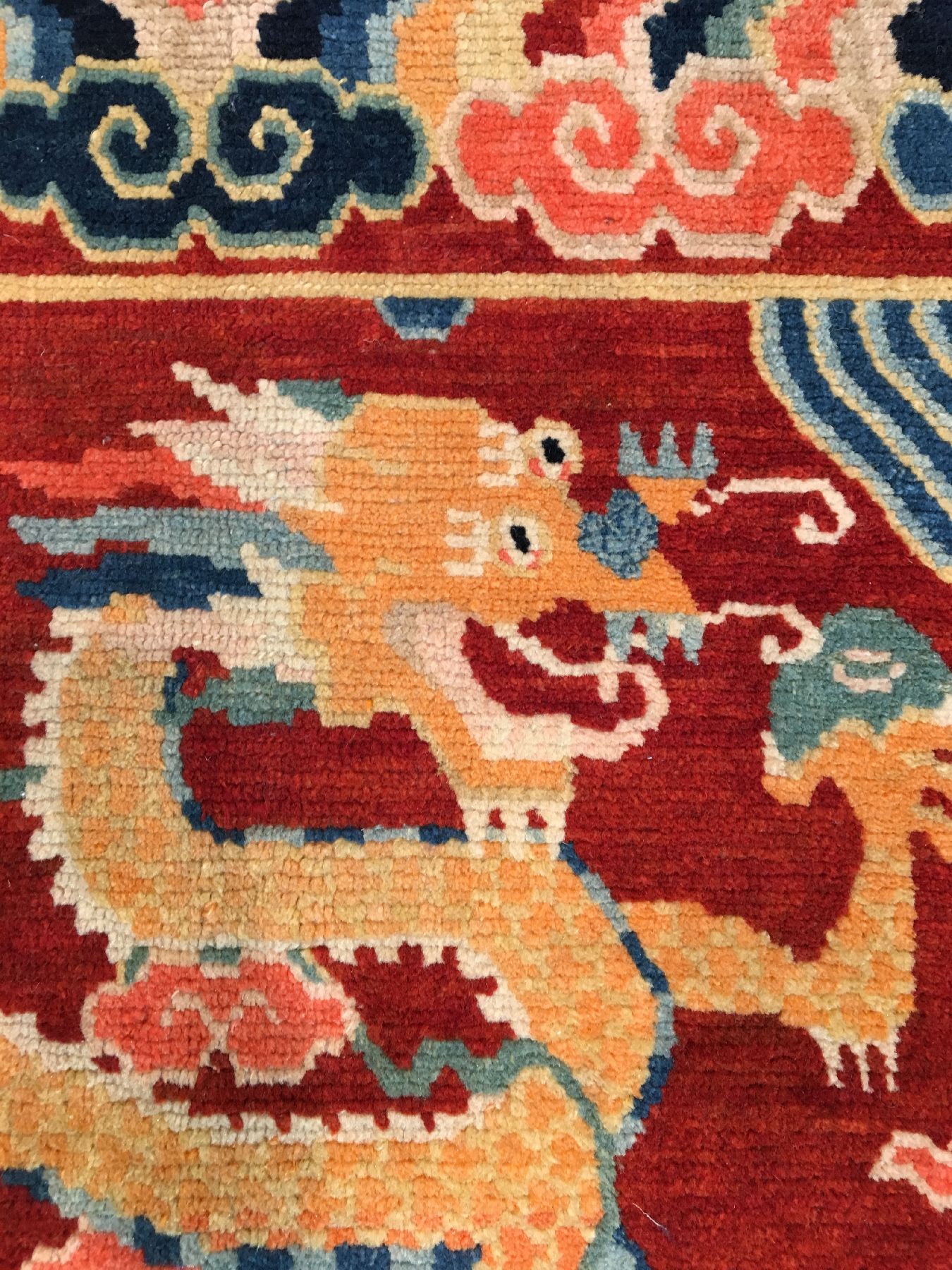 Detail c: Schigatse "Jabuye" alt (Drachen), Südtibet, um 1920, Wolle geknüpft auf Wolle. Seltene Jabuye mit ausdrucksstarken Farben. Gefertigt ...