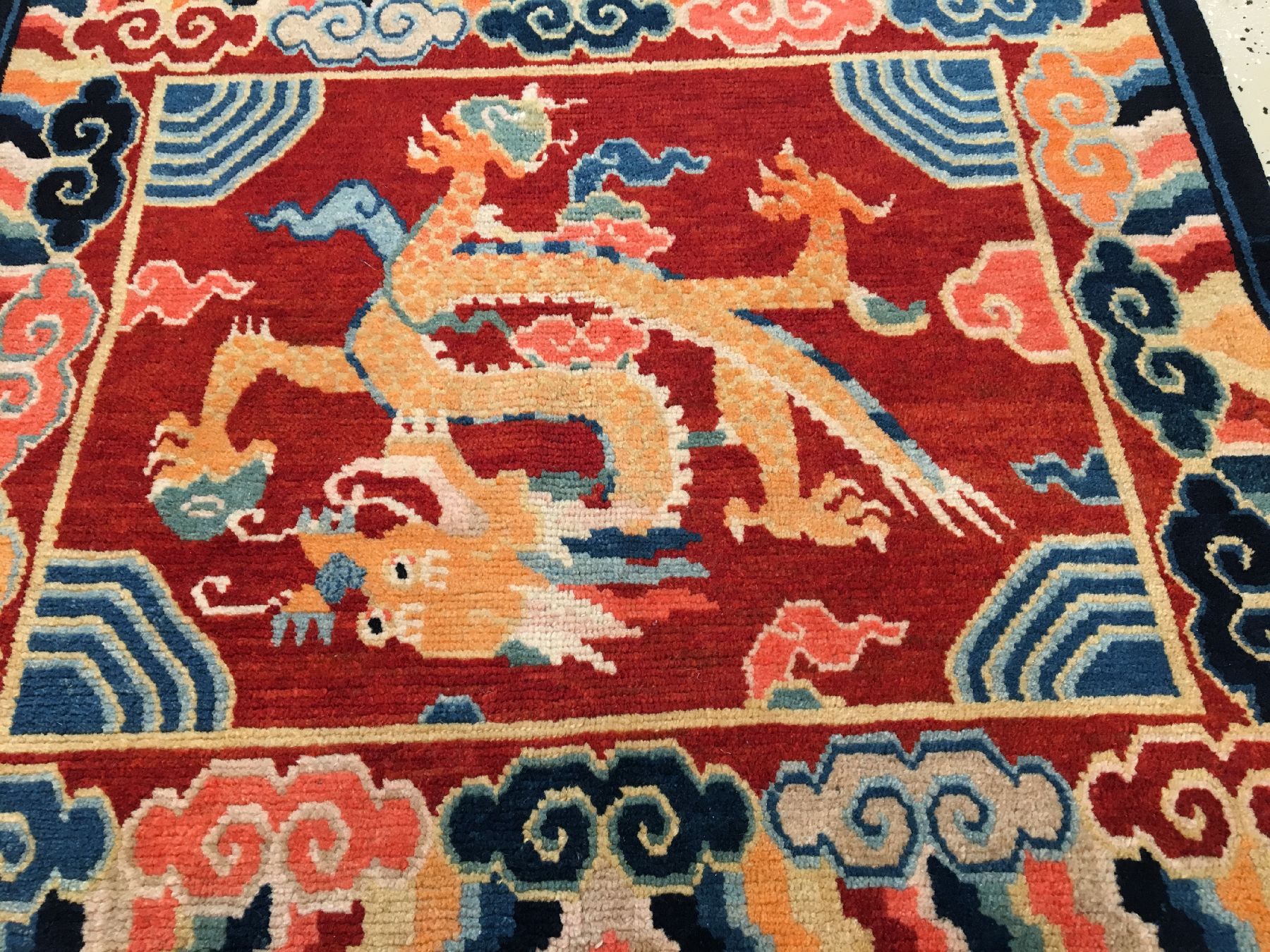Detail d: Schigatse "Jabuye" alt (Drachen), Südtibet, um 1920, Wolle geknüpft auf Wolle. Seltene Jabuye mit ausdrucksstarken Farben. Gefertigt ...
