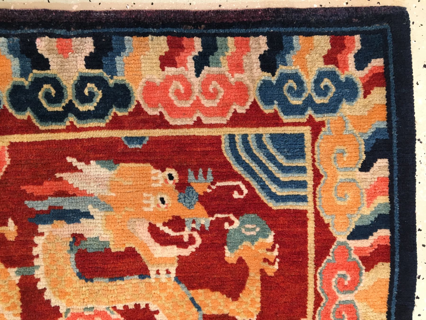 Detail e: Schigatse "Jabuye" alt (Drachen), Südtibet, um 1920, Wolle geknüpft auf Wolle. Seltene Jabuye mit ausdrucksstarken Farben. Gefertigt ...
