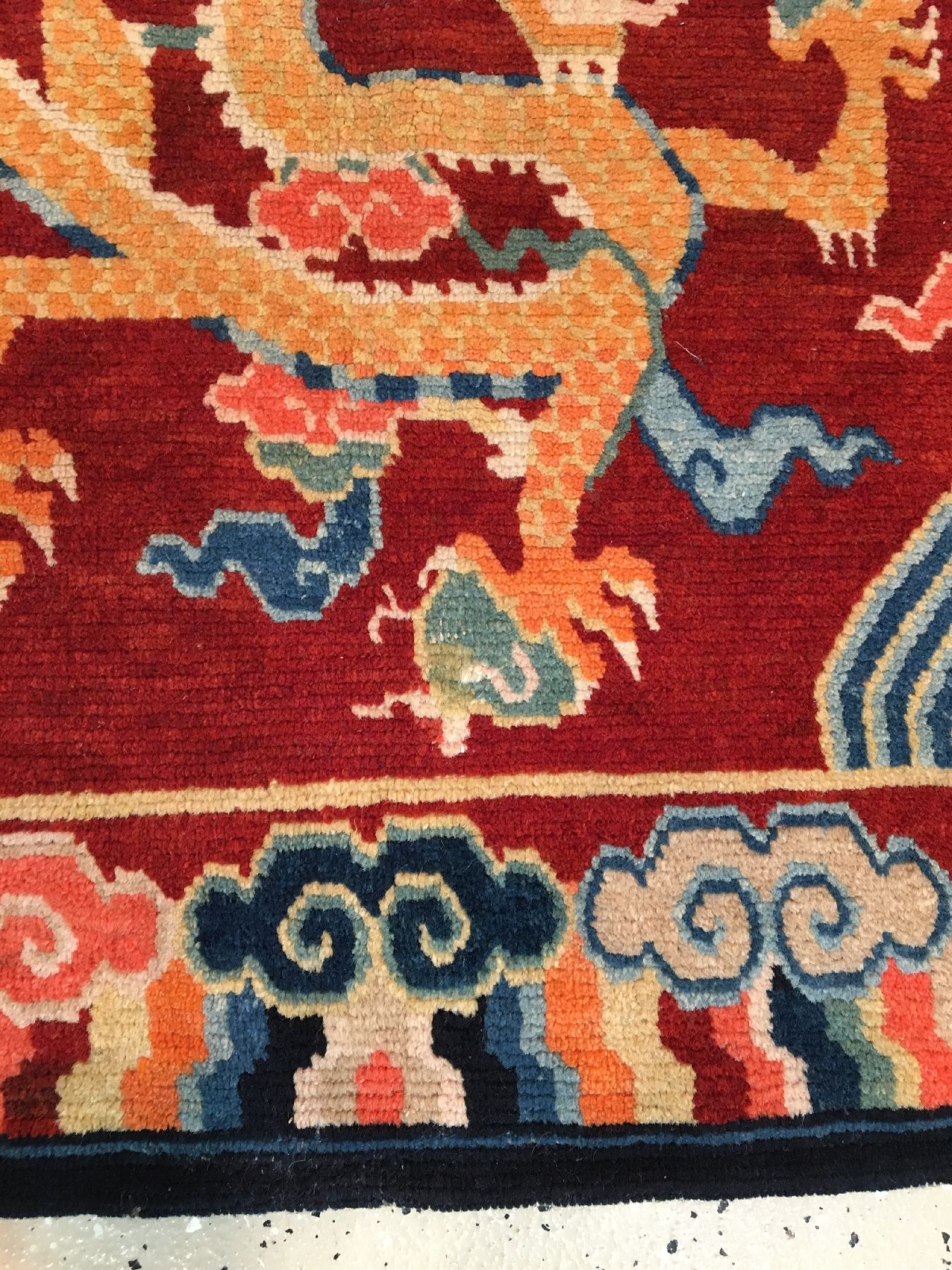 Detail f: Schigatse "Jabuye" alt (Drachen), Südtibet, um 1920, Wolle geknüpft auf Wolle. Seltene Jabuye mit ausdrucksstarken Farben. Gefertigt ...