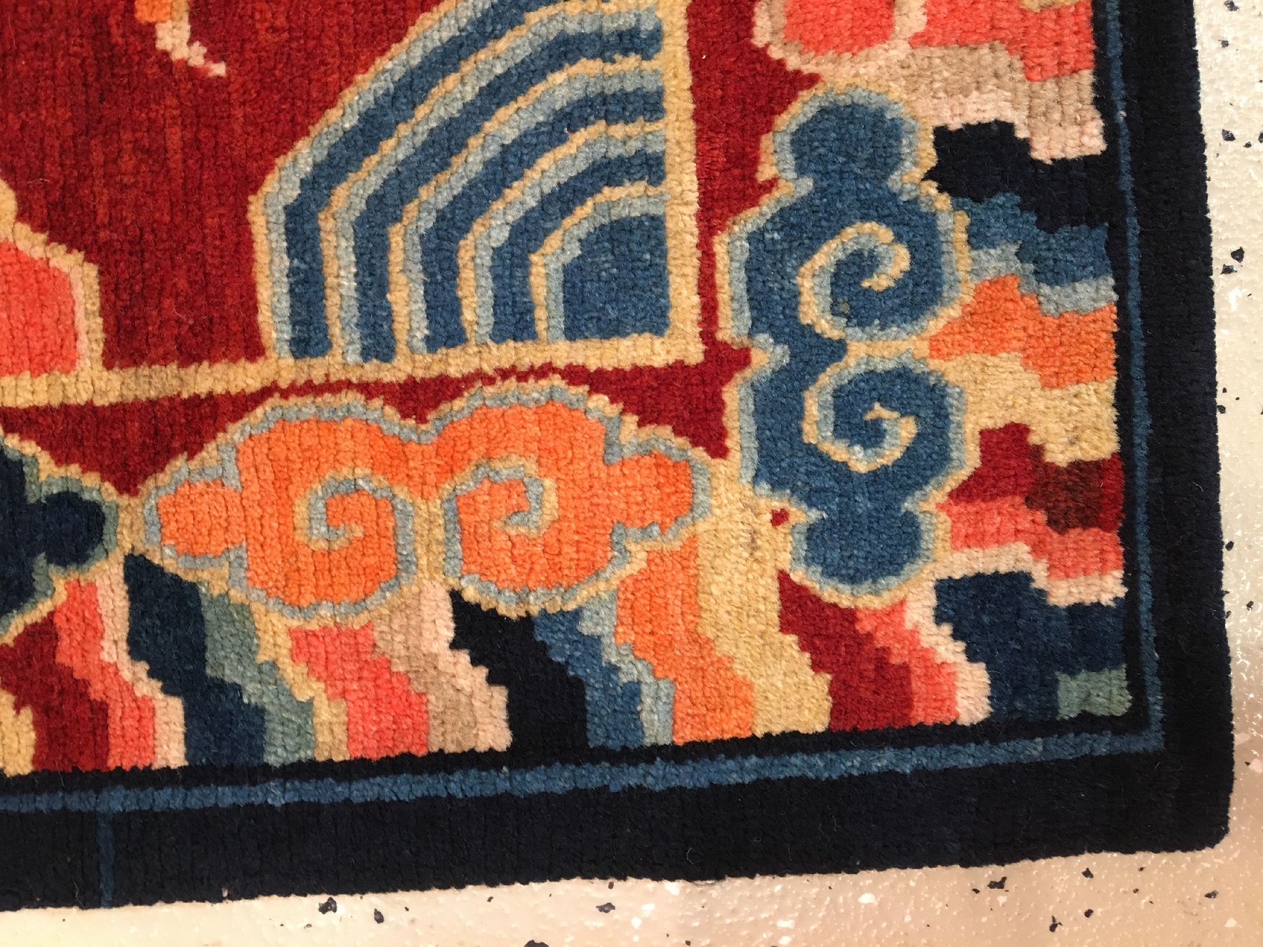 Detail g: Schigatse "Jabuye" alt (Drachen), Südtibet, um 1920, Wolle geknüpft auf Wolle. Seltene Jabuye mit ausdrucksstarken Farben. Gefertigt ...