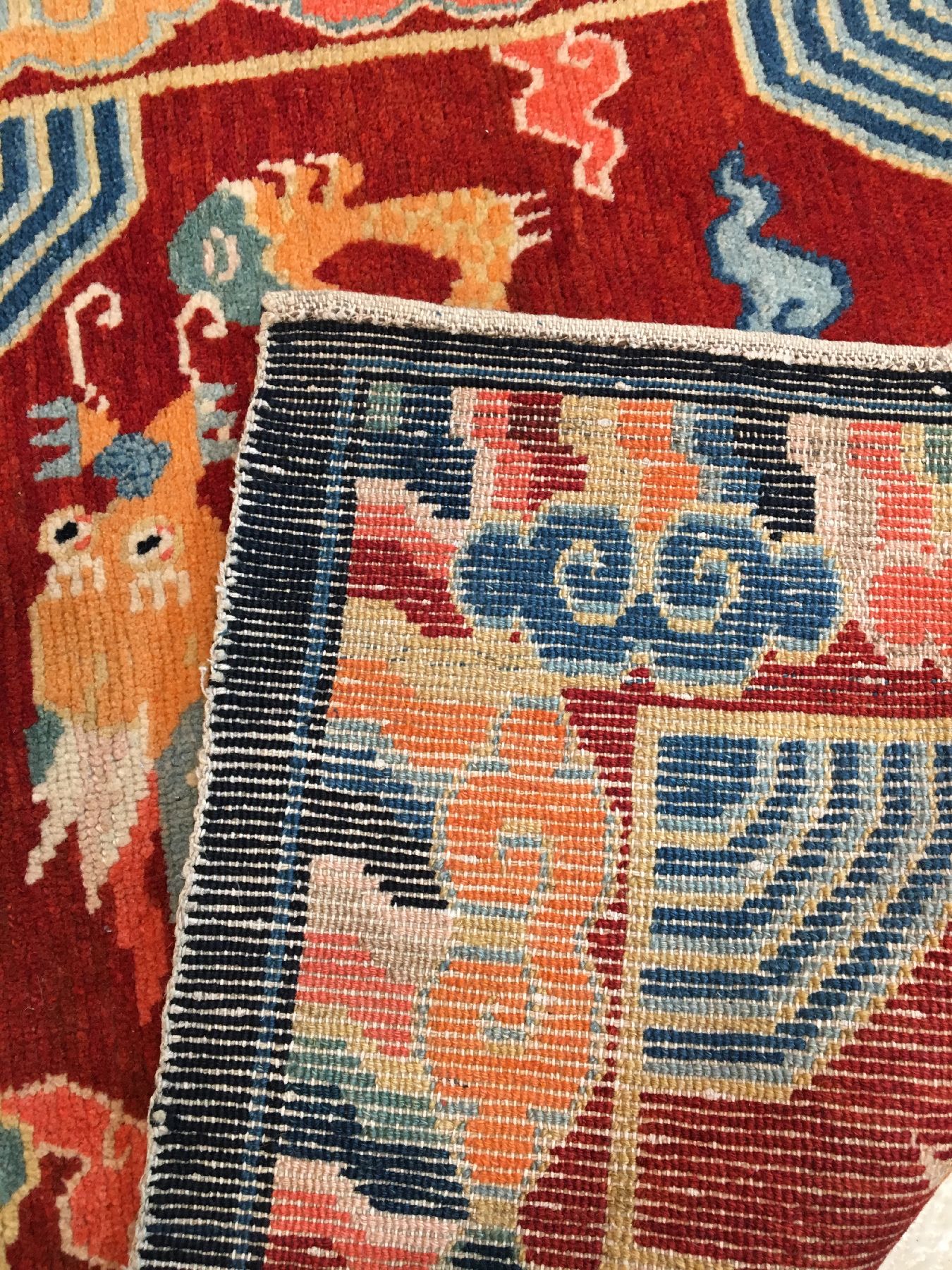 Detail h: Schigatse "Jabuye" alt (Drachen), Südtibet, um 1920, Wolle geknüpft auf Wolle. Seltene Jabuye mit ausdrucksstarken Farben. Gefertigt ...