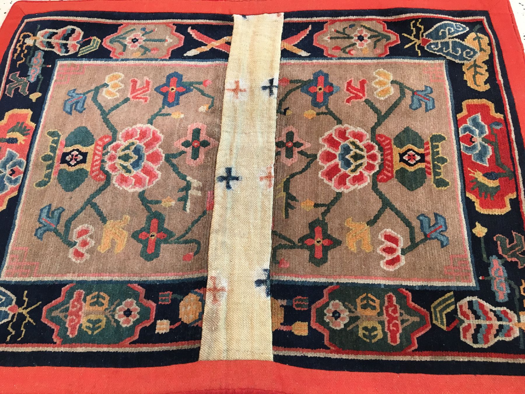 Detail a: Schigatse "Makden" alt, Südtibet, um 1920, Wolle geknüpft auf Wolle. Seltener Sattel mit Vasen Muster und original Mittelsteg, ca. 96 x ...