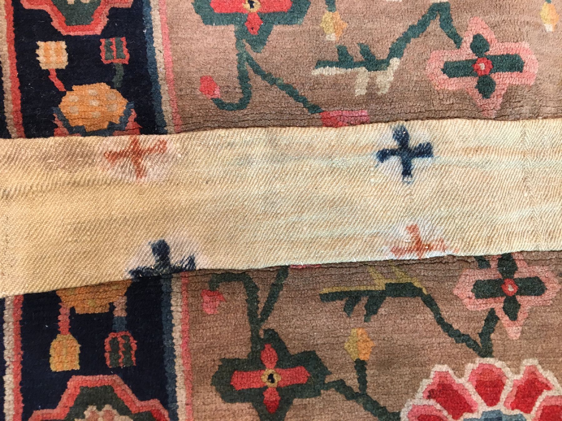 Detail b: Schigatse "Makden" alt, Südtibet, um 1920, Wolle geknüpft auf Wolle. Seltener Sattel mit Vasen Muster und original Mittelsteg, ca. 96 x ...