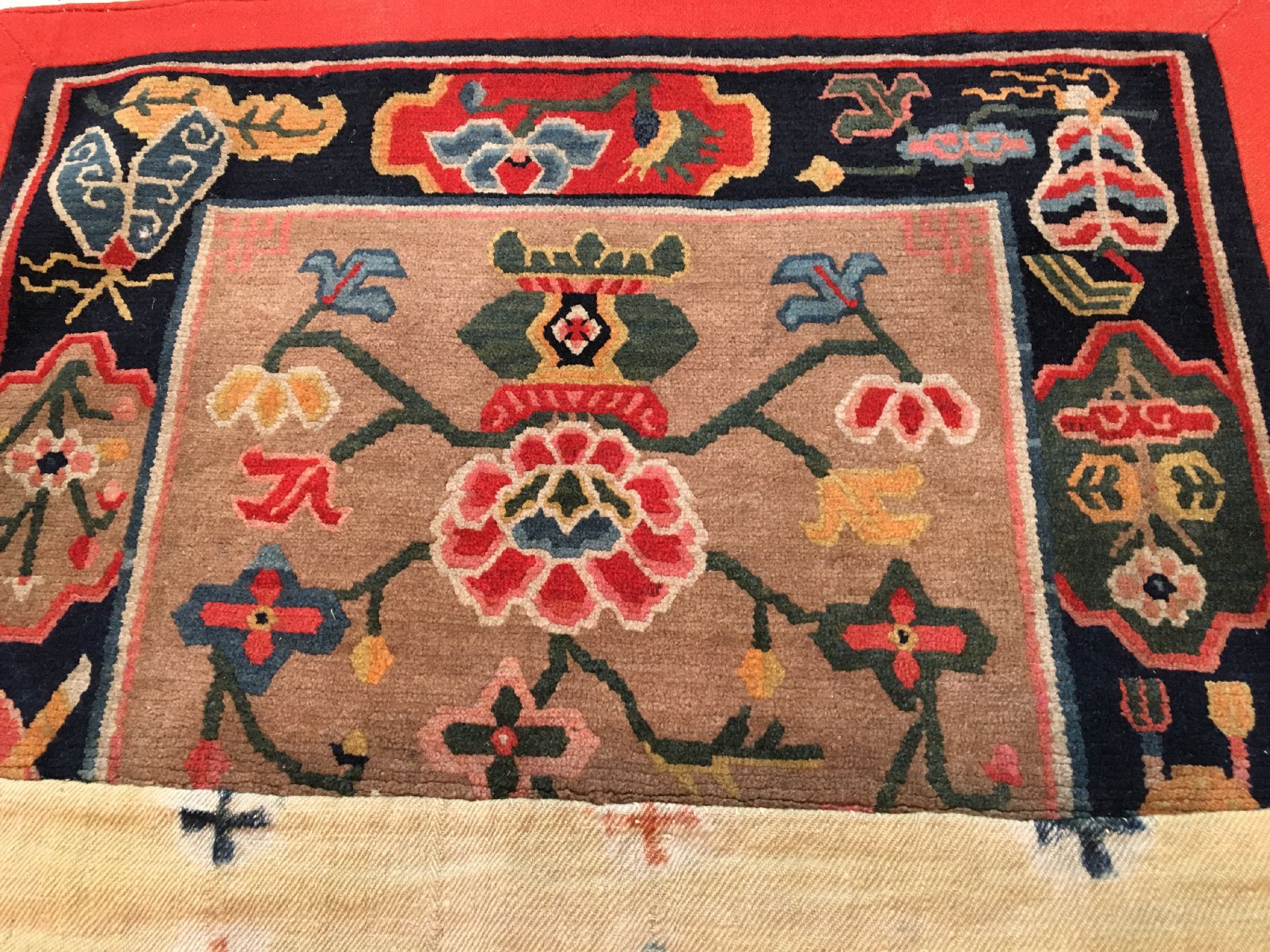 Detail c: Schigatse "Makden" alt, Südtibet, um 1920, Wolle geknüpft auf Wolle. Seltener Sattel mit Vasen Muster und original Mittelsteg, ca. 96 x ...