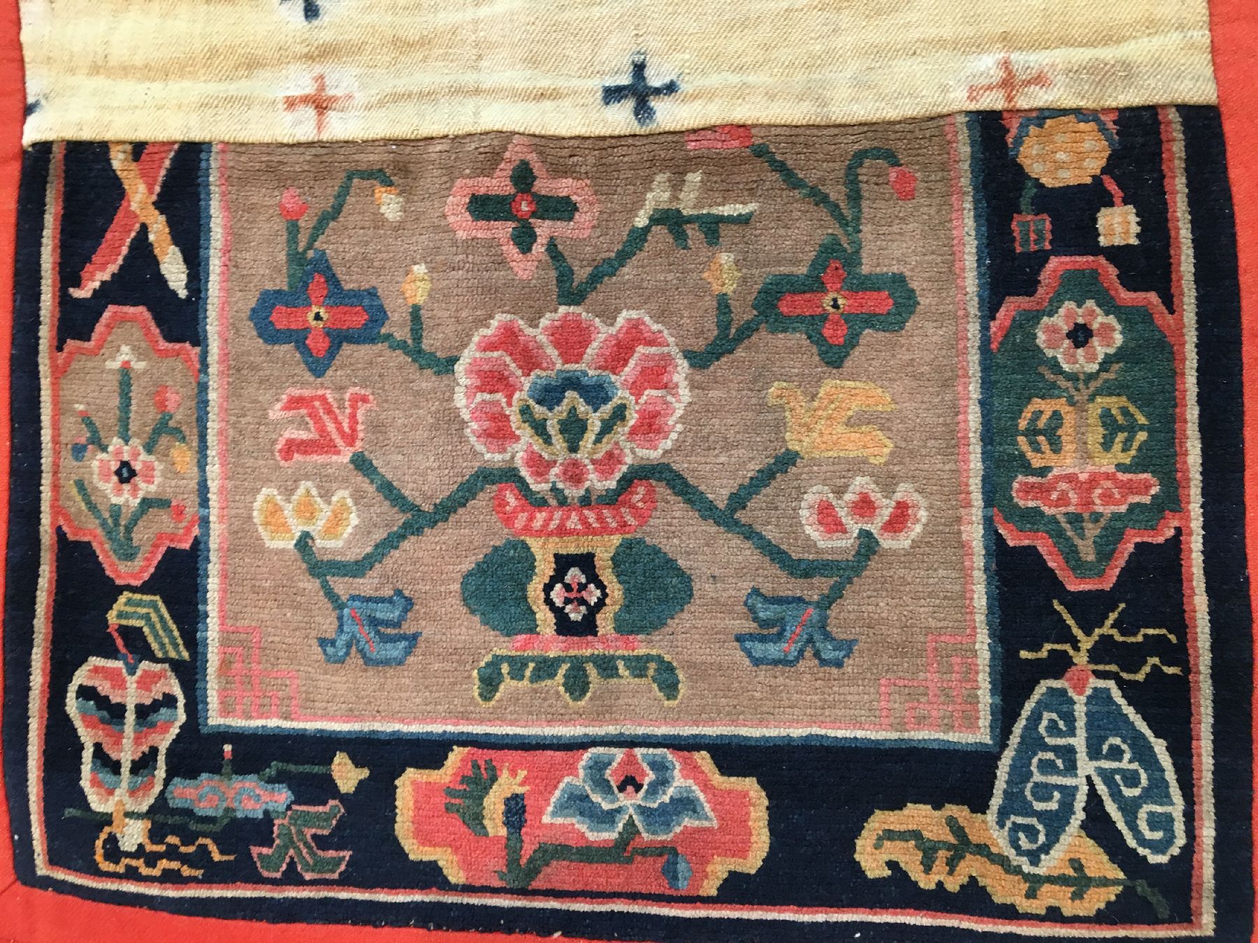 Detail d: Schigatse "Makden" alt, Südtibet, um 1920, Wolle geknüpft auf Wolle. Seltener Sattel mit Vasen Muster und original Mittelsteg, ca. 96 x ...