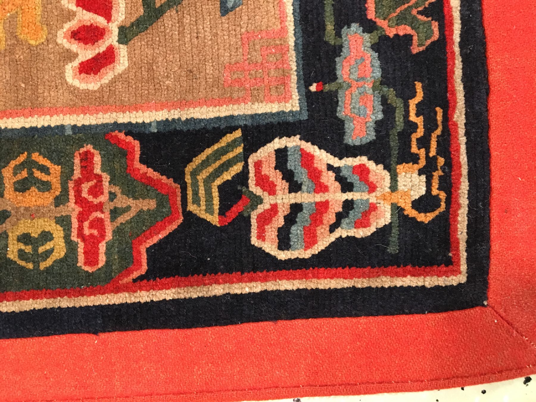 Detail e: Schigatse "Makden" alt, Südtibet, um 1920, Wolle geknüpft auf Wolle. Seltener Sattel mit Vasen Muster und original Mittelsteg, ca. 96 x ...