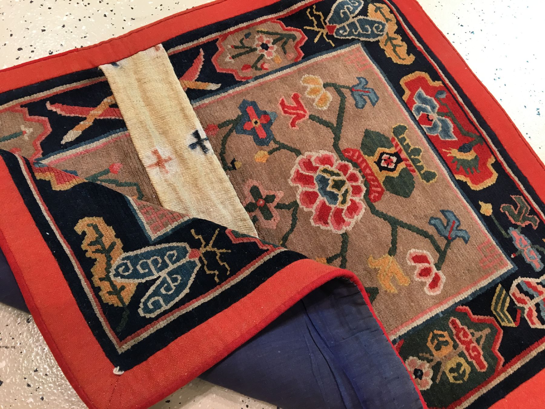 Detail f: Schigatse "Makden" alt, Südtibet, um 1920, Wolle geknüpft auf Wolle. Seltener Sattel mit Vasen Muster und original Mittelsteg, ca. 96 x ...