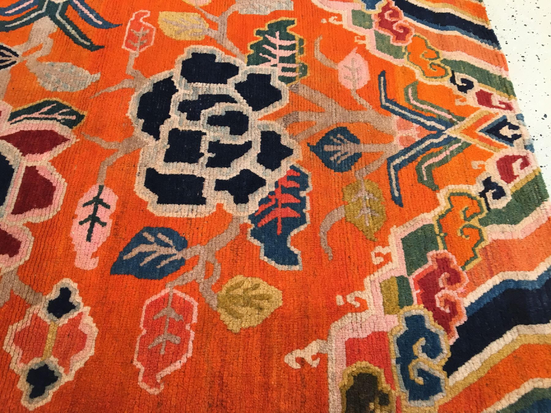 Detail b: Schigatse "Khaden" alt (Päonien Design), Südtibet, um 1920, Wolle geknüpft auf Wolle. Dekorativer Schlafteppich der Tibeter mit ...