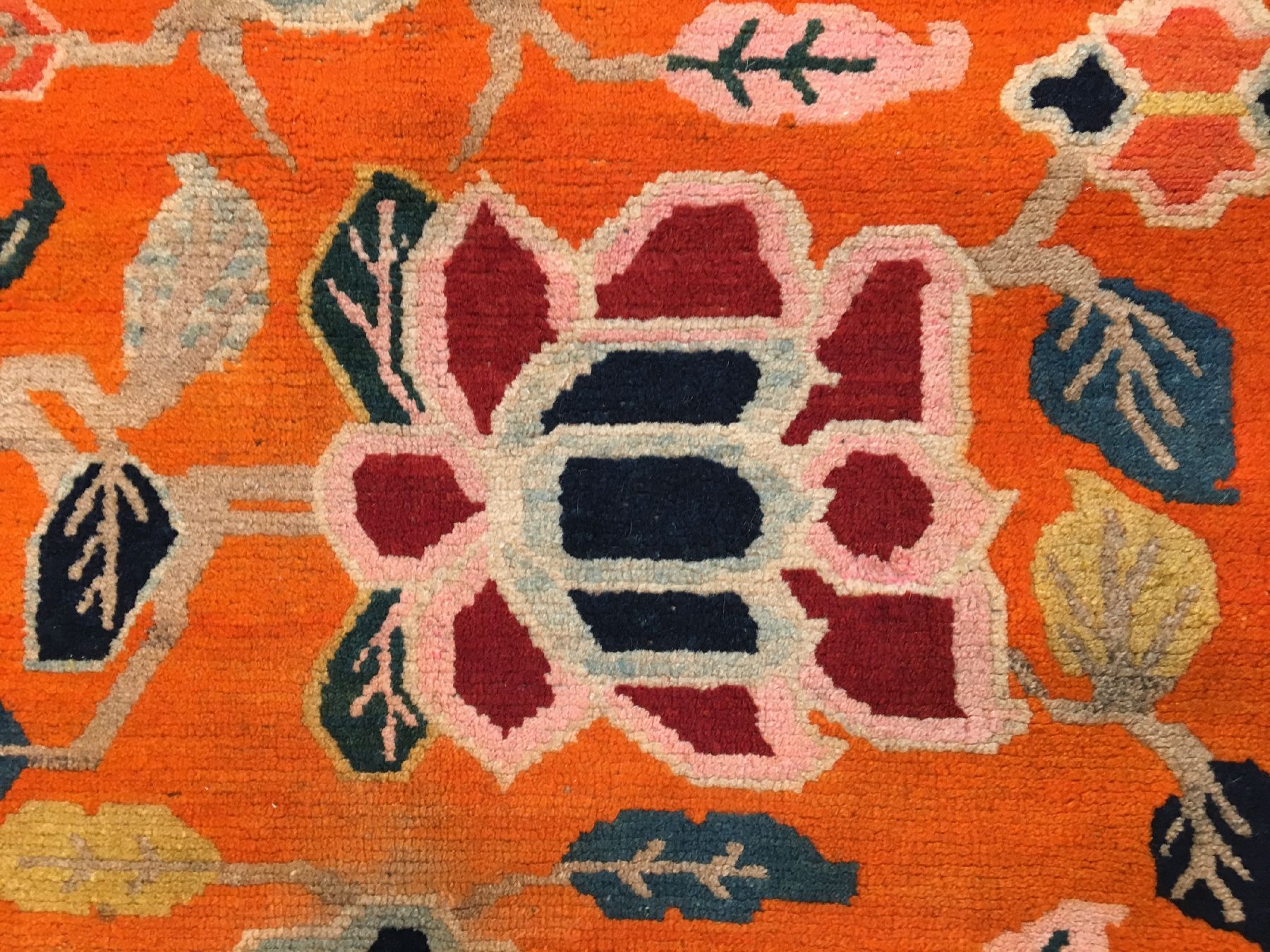 Detail c: Schigatse "Khaden" alt (Päonien Design), Südtibet, um 1920, Wolle geknüpft auf Wolle. Dekorativer Schlafteppich der Tibeter mit ...