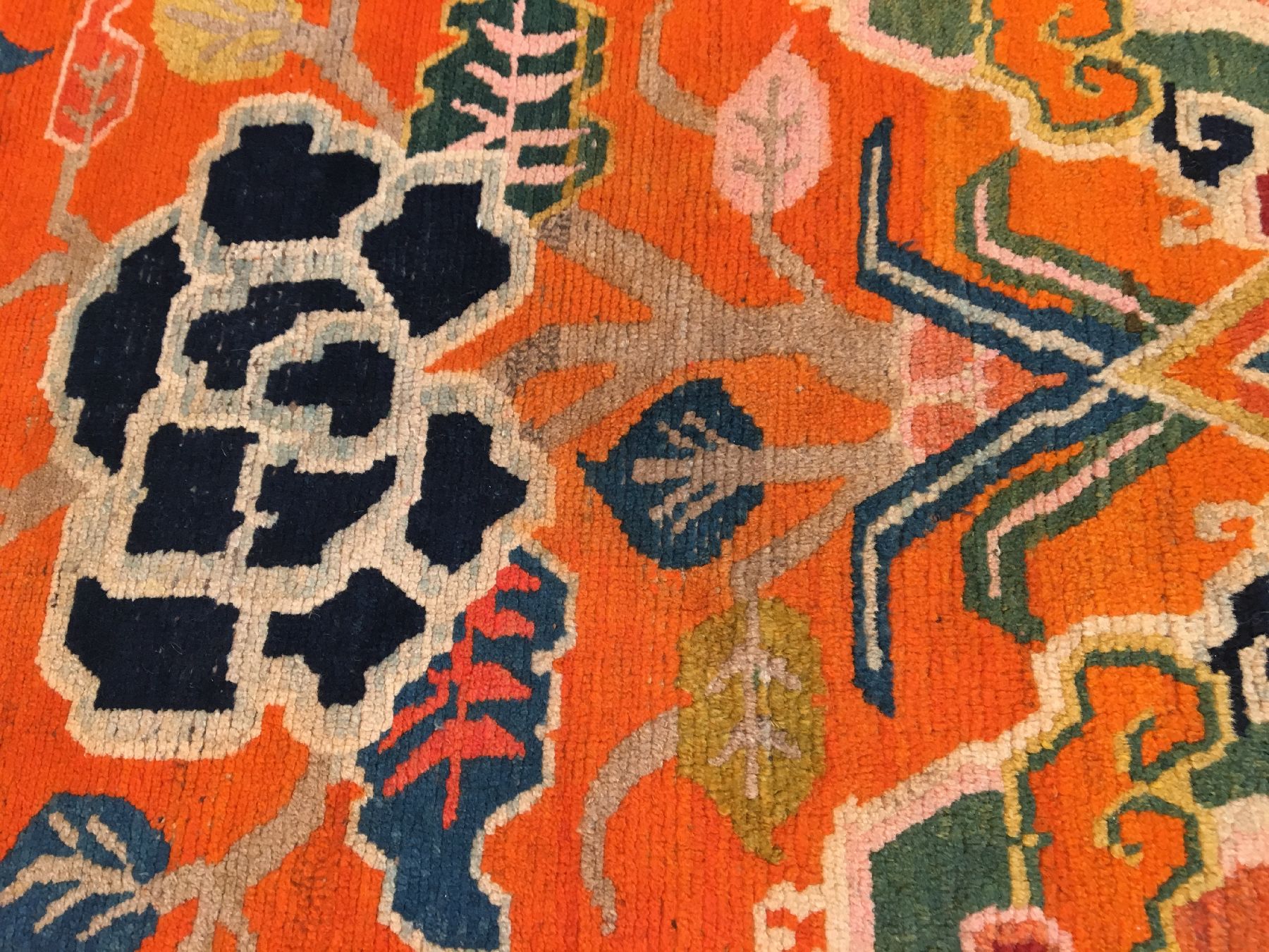 Detail e: Schigatse "Khaden" alt (Päonien Design), Südtibet, um 1920, Wolle geknüpft auf Wolle. Dekorativer Schlafteppich der Tibeter mit ...