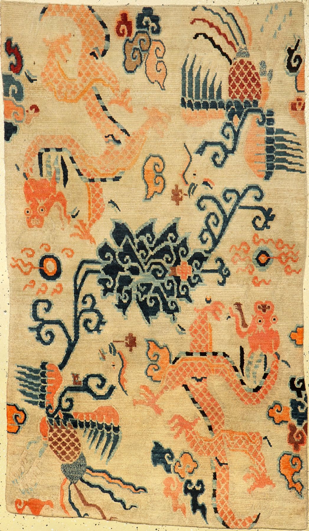 Gyantse "Khaden" alt (Drachen & Phönyx), Südtibet, um 1920, Wolle geknüpft auf Wolle. Weißgrundiger Hochzeitsteppich der Tibeter mit ...