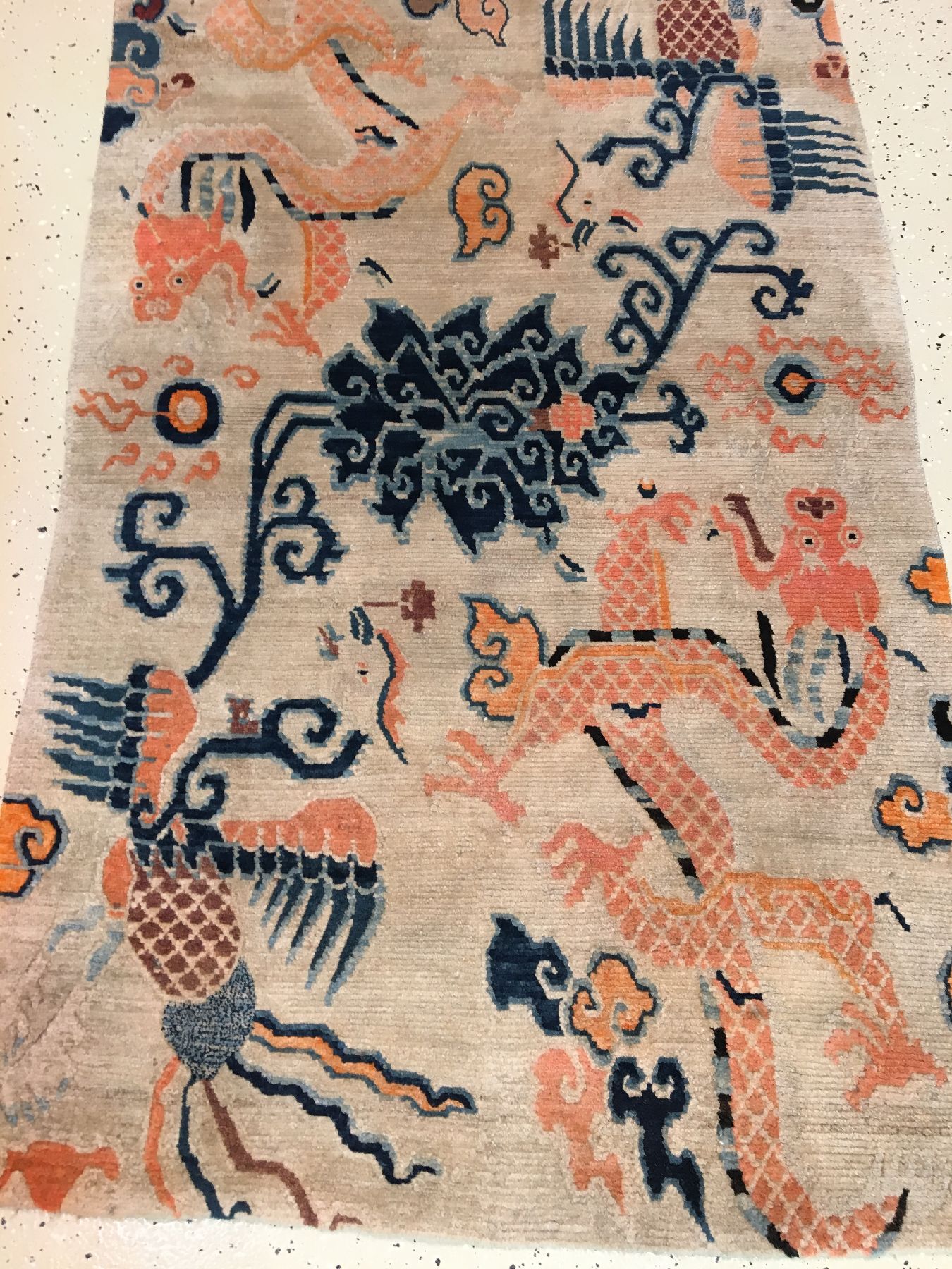 Detail a: Gyantse "Khaden" alt (Drachen & Phönyx), Südtibet, um 1920, Wolle geknüpft auf Wolle. Weißgrundiger Hochzeitsteppich der Tibeter mit ...