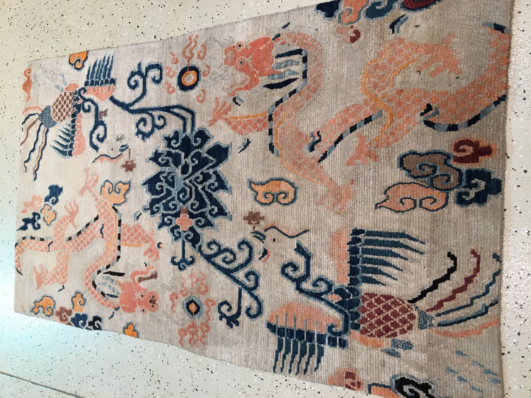 Detail b: Gyantse "Khaden" alt (Drachen & Phönyx), Südtibet, um 1920, Wolle geknüpft auf Wolle. Weißgrundiger Hochzeitsteppich der Tibeter mit ...